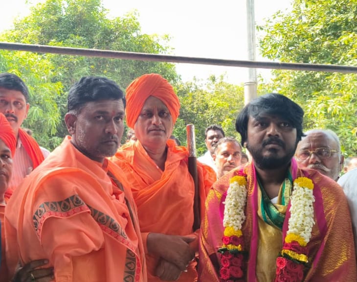 ಮುನಿರಾಬಾದ್ ಸಮೀಪ ನಗರ ಗಡ್ಡಿ ಮಠದಲ್ಲಿ ಶನಿವಾರ ನಡೆದ ಅಭಿನವ ಸೋಮನಾಥ ಶಿವಾಚಾರ್ಯರ ಮೌನ ಅನುಷ್ಠಾನ ಮುಕ್ತಾಯಗೊಳಿಸಿದ ಸಂದರ್ಭ ಅವರನ್ನು ಸನ್ಮಾನಿಸಲಾಯಿತು