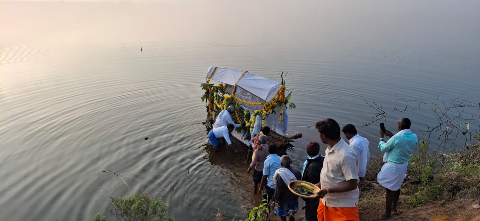 ನಂಗಲಿ ಕೆರೆಯ ನೀರಿಗೆ ತೆಪ್ಪೋತ್ಸವ ಅರ್ಪಿಸಲಾಯಿತು