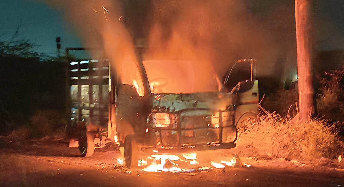 ಆಕಸ್ಮಿಕ ಬೆಂಕಿ: ಹೆದ್ದಾರಿಯಲ್ಲಿ ಹೊತ್ತಿ ಉರಿದ ಟಾಟಾ ಏಸ್