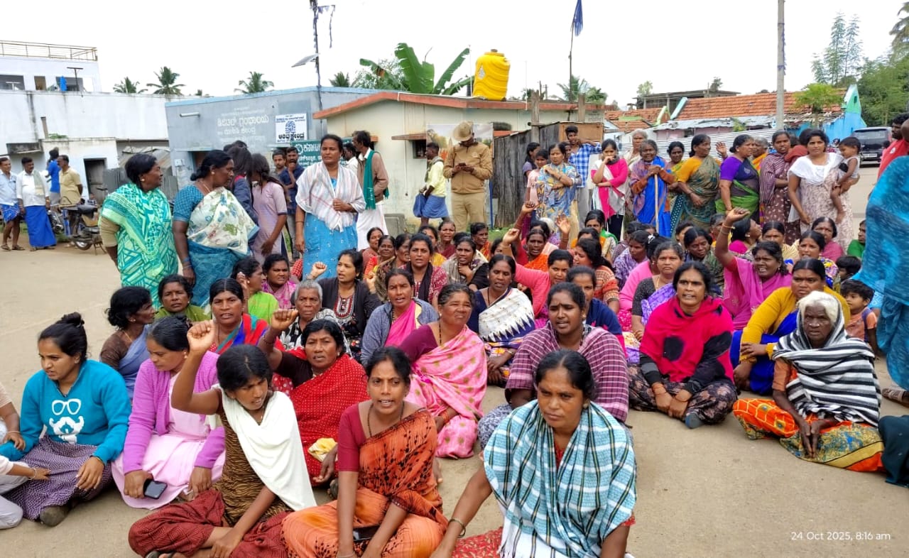 ಚಾಮರಾಜನಗರ ತಾಲ್ಲೂಕಿನ ಜ್ಯೋತಿ ಗೌಡನಪುರದಲ್ಲಿ ಅಂಬೇಡ್ಕರ್ ಭಾವಚಿತ್ರ ಫ್ಲೆಕ್ಸ್‌ ಹರಿದು ಬುದ್ಧ ಹಾಗೂ ಅಂಬೇಡ್ಕರ್ ವಿಗ್ರಹಗಳನ್ನು ಭಗ್ನಗೊಳಿಸಿದ ಘಟನೆ ಖಂಡಿಸಿ ಗ್ರಾಮಸ್ಥರು ಪ್ರತಿಭಟನೆ ನಡೆಸಿದ ದೃಶ್ಯ