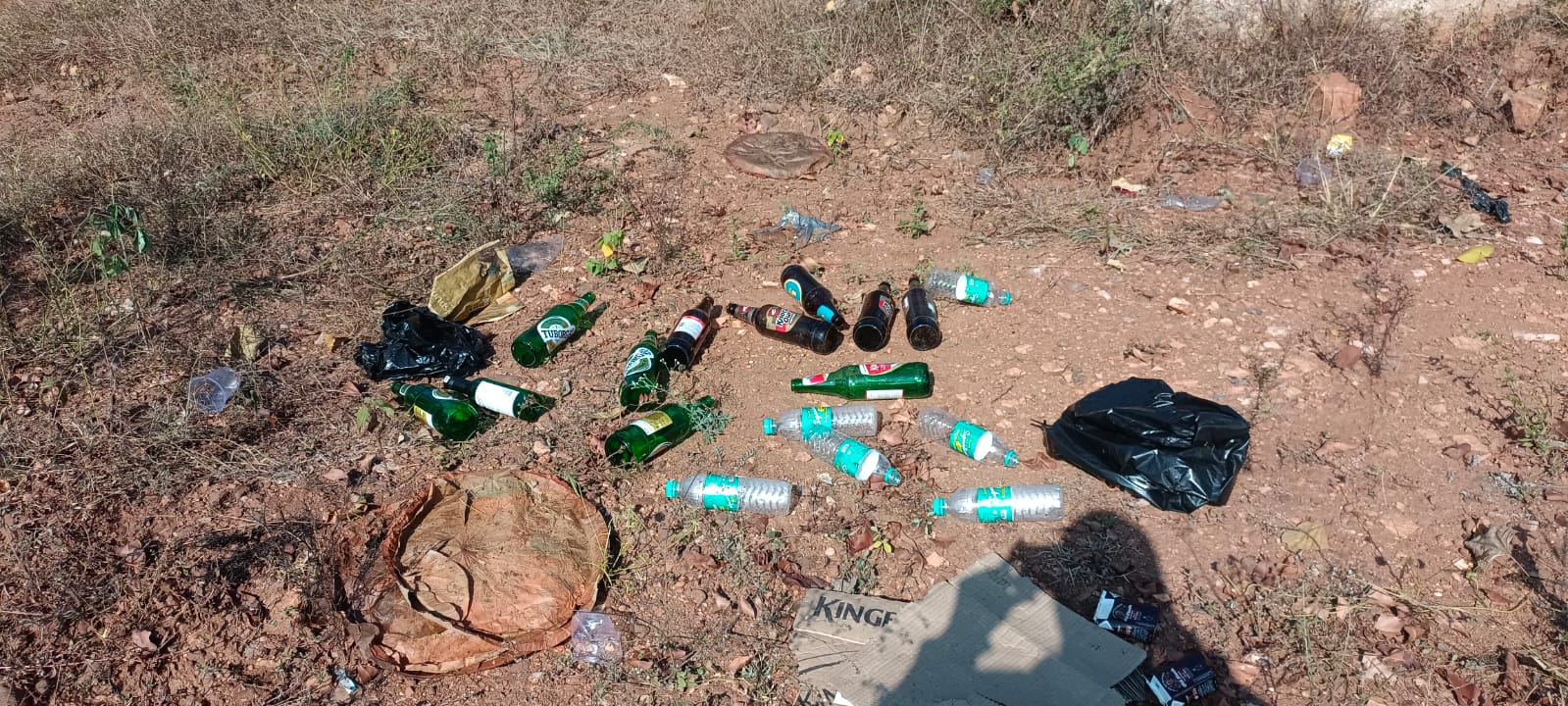 ಚುಳುಕನಗಿರಿಯಲ್ಲಿ ಬಿದ್ದಿರುವ ಮದ್ಯದ ಖಾಲಿ ಬಾಟಲಿಗಳು