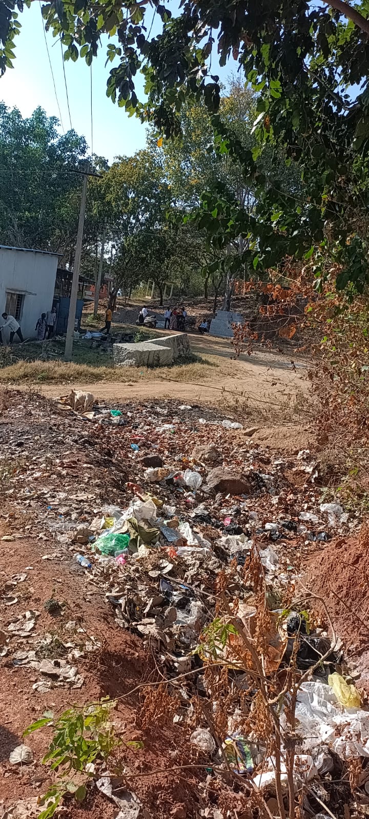 ಬೆಟ್ಟದಲ್ಲಿ ಕಸದ ರಾಶಿ