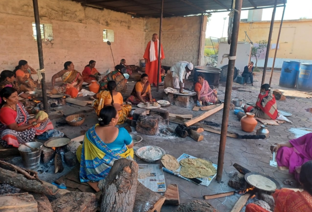 ಸುವರ್ಣ ಮಹೋತ್ಸವದ ಅಂಗವಾಗಿ ಮಹಿಳಾ ಭಕ್ತರಿಂದ ಸಜ್ಜೆ ರೊಟ್ಟಿ ತಯಾರಿಕೆ