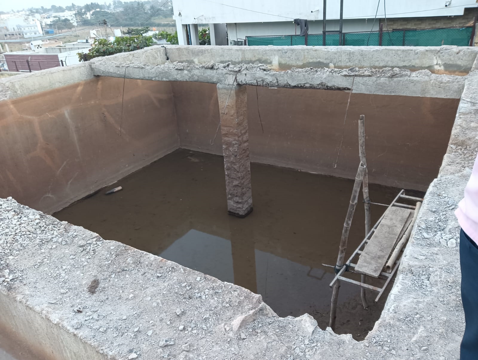 ಮಹಾಲಿಂಗಪುರದ ಗಡಾದಗಲ್ಲಿಯಲ್ಲಿರುವ ಕುಡಿಯುವ ನೀರಿನ ಟ್ಯಾಂಕ್ ಕುಸಿದಿರುವುದು