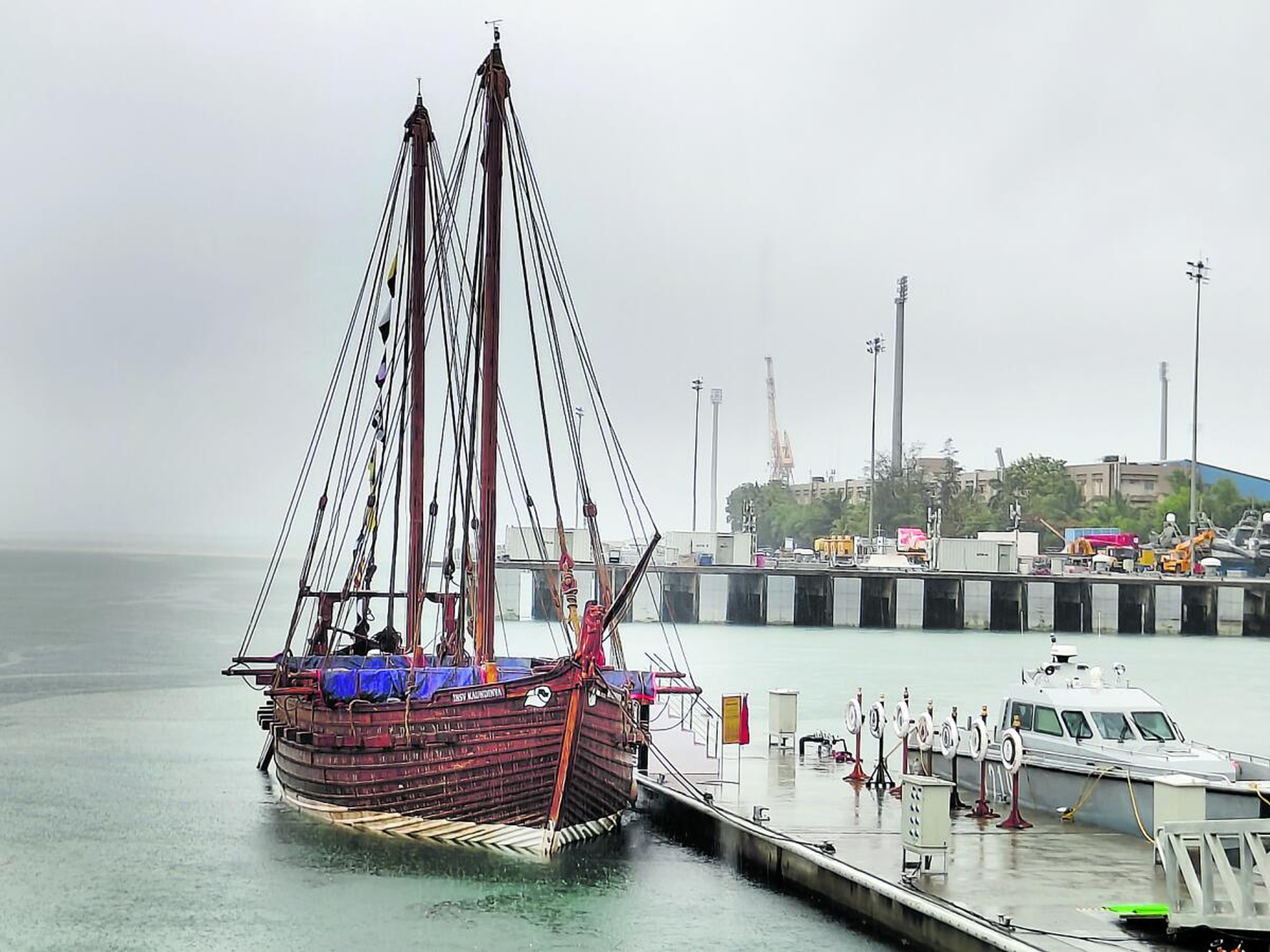 ತೆಂಗಿನ ನಾರು ಮರದ ಹಲಗೆ ಬಳಸಿ ಪ್ರಾಚೀನ ಮಾದರಿಯಲ್ಲಿ ಸಿದ್ಧಪಡಿಸಿದ ‘ಐಎನ್ಎಸ್ ಕೌಂಡಿನ್ಯ’ ನೌಕೆಯನ್ನು ಕಾರವಾರದ ಕದಂಬ ನೌಕಾನೆಲೆಯಲ್ಲಿ ಲೋಕಾರ್ಪಣೆಗೊಳಿಸಲಾಯಿತು.