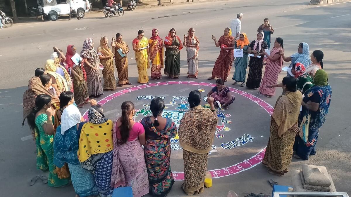 ವಿಜಯಪುರದಲ್ಲಿ ಸರ್ಕಾರವೇ ಸರ್ಕಾರಿ ವೈದ್ಯಕೀಯ ಕಾಲೇಜು ಆರಂಭಿಸಬೇಕು ಎಂದು ಆಗ್ರಹಿಸಿ  ನಗರದ ಪ್ರಮುಖ ವೃತ್ತಗಳಲ್ಲಿ ರಂಗೋಲಿ ಚಳವಳಿ ನಡೆಸಿದ ಮಹಿಳೆಯರು