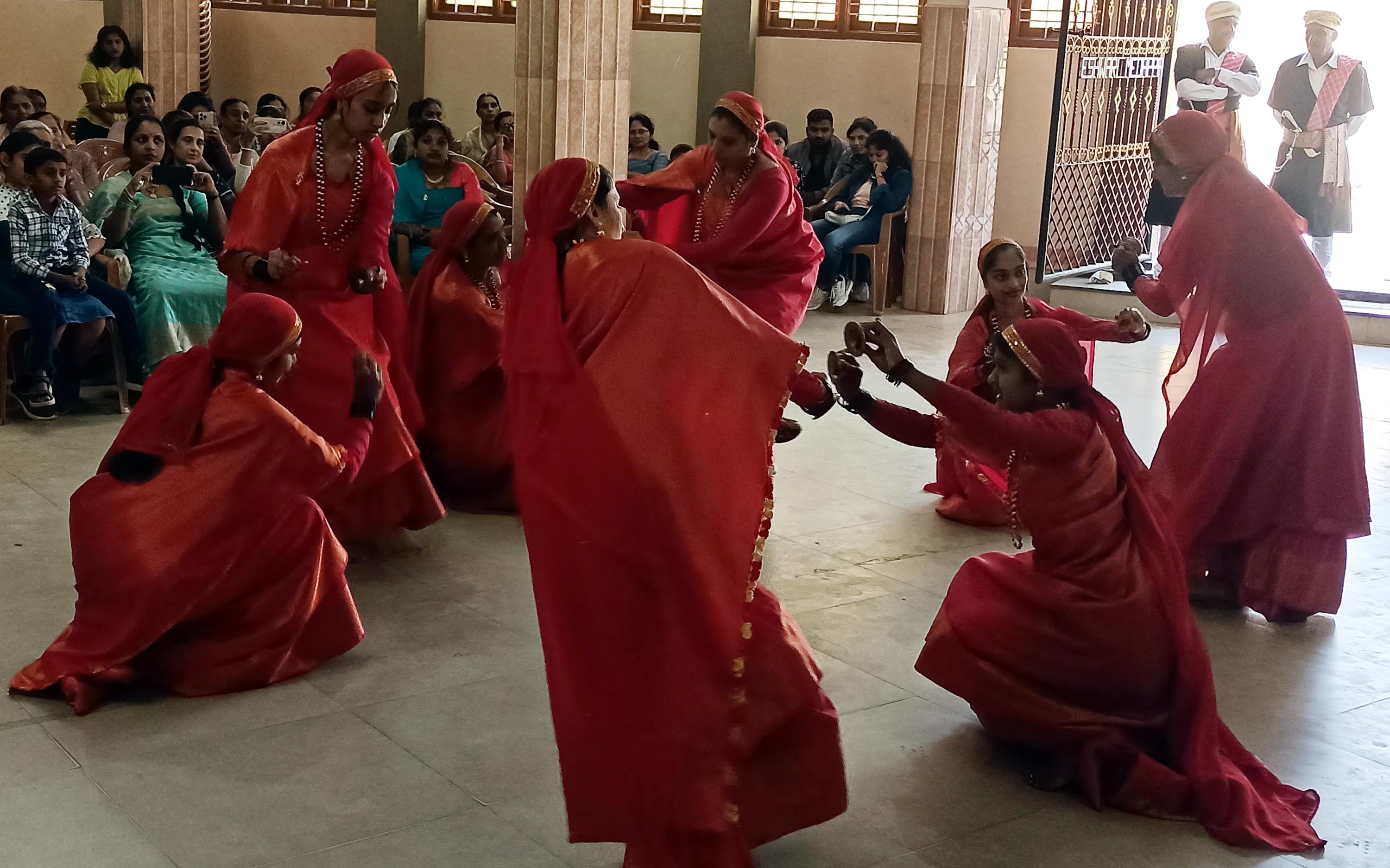 ಸೋಮವಾರಪೇಟೆ ಕೊಡವ ಸಮಾಜದ ಸಭಾಂಗಣದಲ್ಲಿ ನಡೆದ ಪುತ್ತರಿ ಊರೊರ್ಮೆ ಕಾರ್ಯಕ್ರಮದಲ್ಲಿ ಮುವತ್ತೊಕ್ಲು ನಾಗಂಡ ತಂಡದಿಂದ ಉಮ್ಮತ್ತಾಟ್ ನಡೆಯಿತು