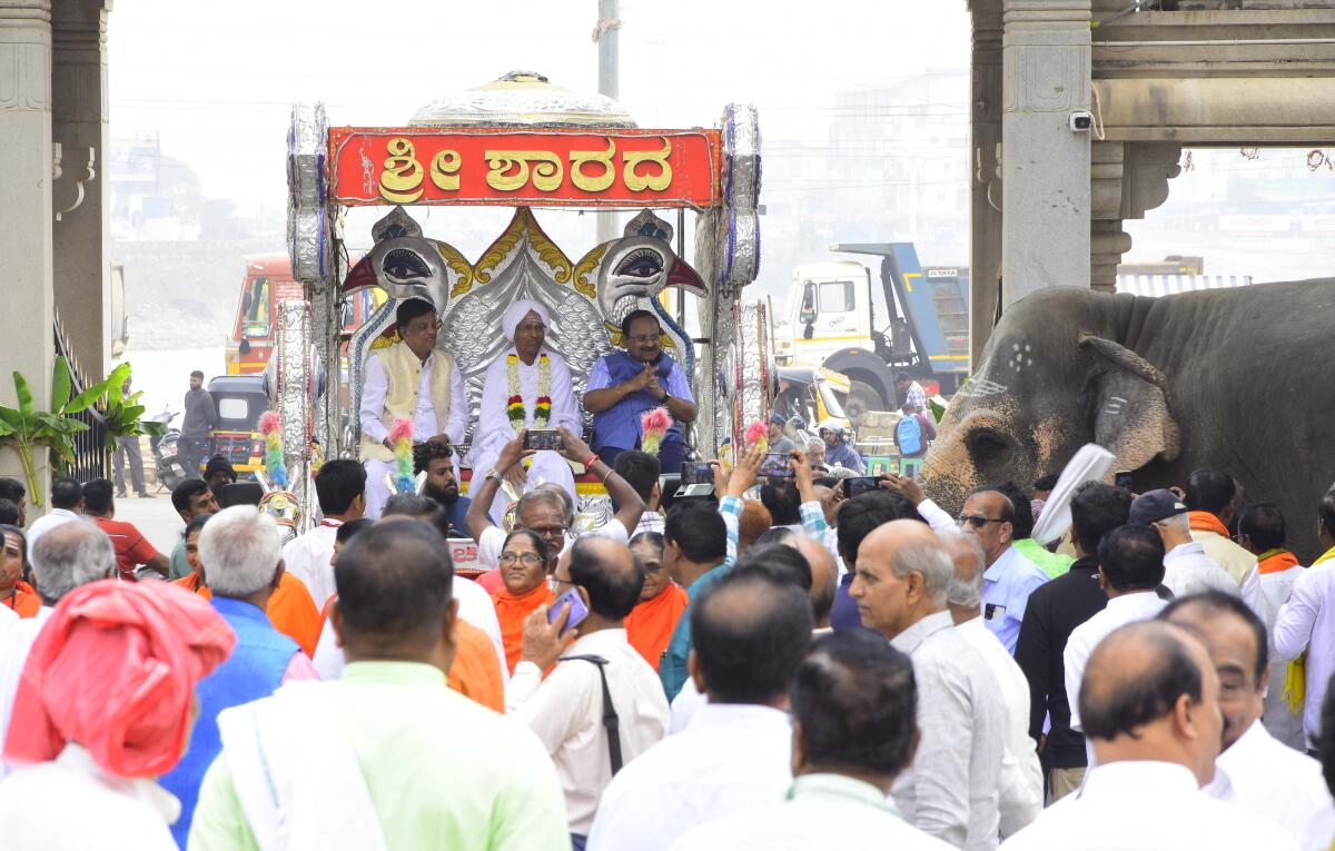 ಮುರುಘಾಮಠದಲ್ಲಿ ನಡೆದಿದ್ದ ಶರಣ ಸಾಹಿತ್ಯ ಸಮ್ಮೇಳನದಲ್ಲಿ ಸರ್ವಾಧ್ಯಕ್ಷರಾಗಿದ್ದ ಸಿದ್ದರಾಮ ಬೆಲ್ದಾಳೆ ಅವರನ್ನು ಮೆರವಣಿಗೆಯಲ್ಲಿ ಕರೆತರಲಾಗಿತ್ತು 