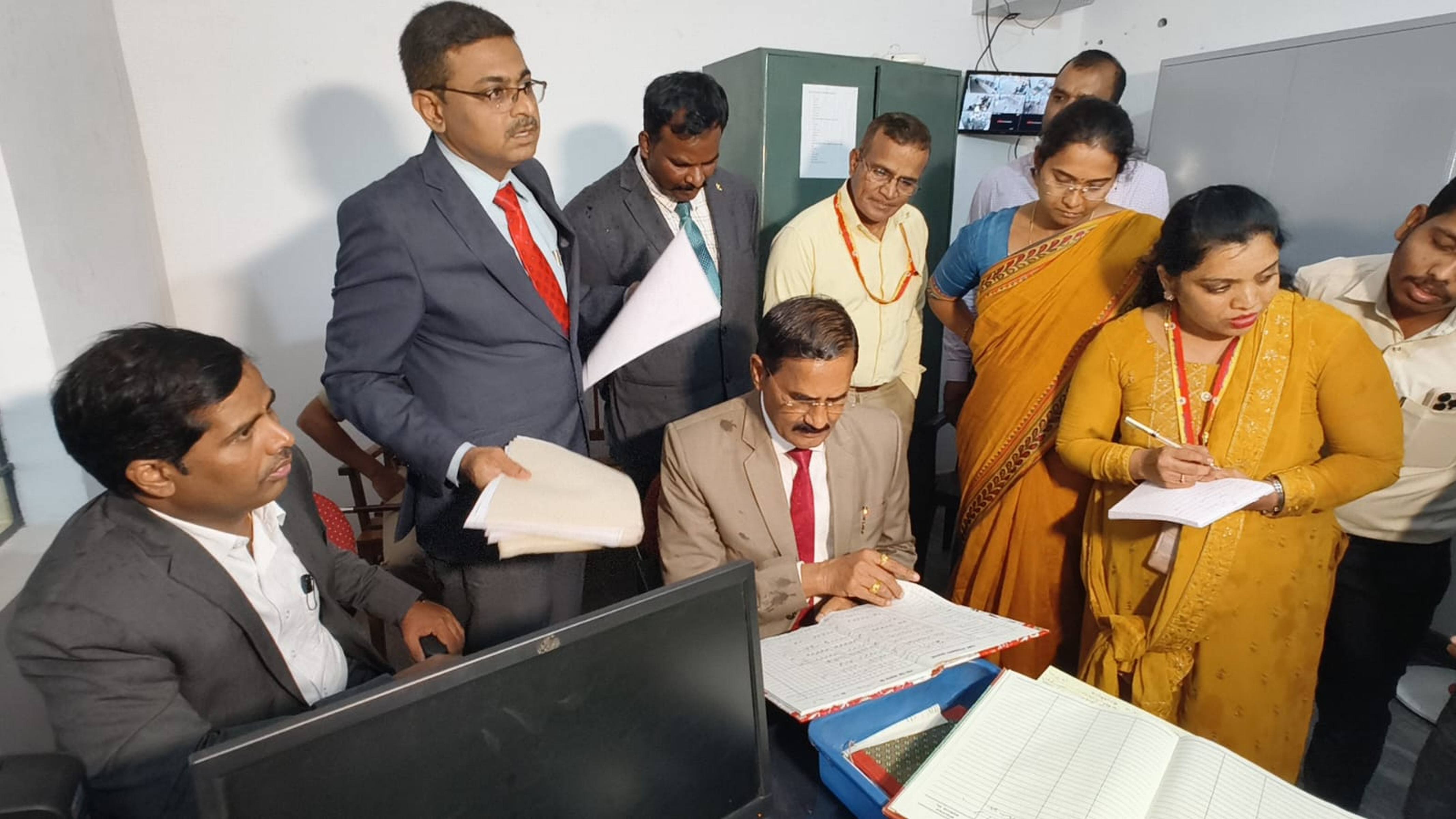 ಉಪಲೋಕಾಯುಕ್ತ ನ್ಯಾಯಮೂರ್ತಿ ಬಿ.ವೀರಪ್ಪ ಅವರು ಇಂಡುವಾಳು ಗ್ರಾಮ ಪಂಚಾಯಿತಿಗೆ ಭೇಟಿ ನೀಡಿ ದಾಖಲೆಗಳನ್ನು ಪರಿಶೀಲಿಸಿದ್ದರು