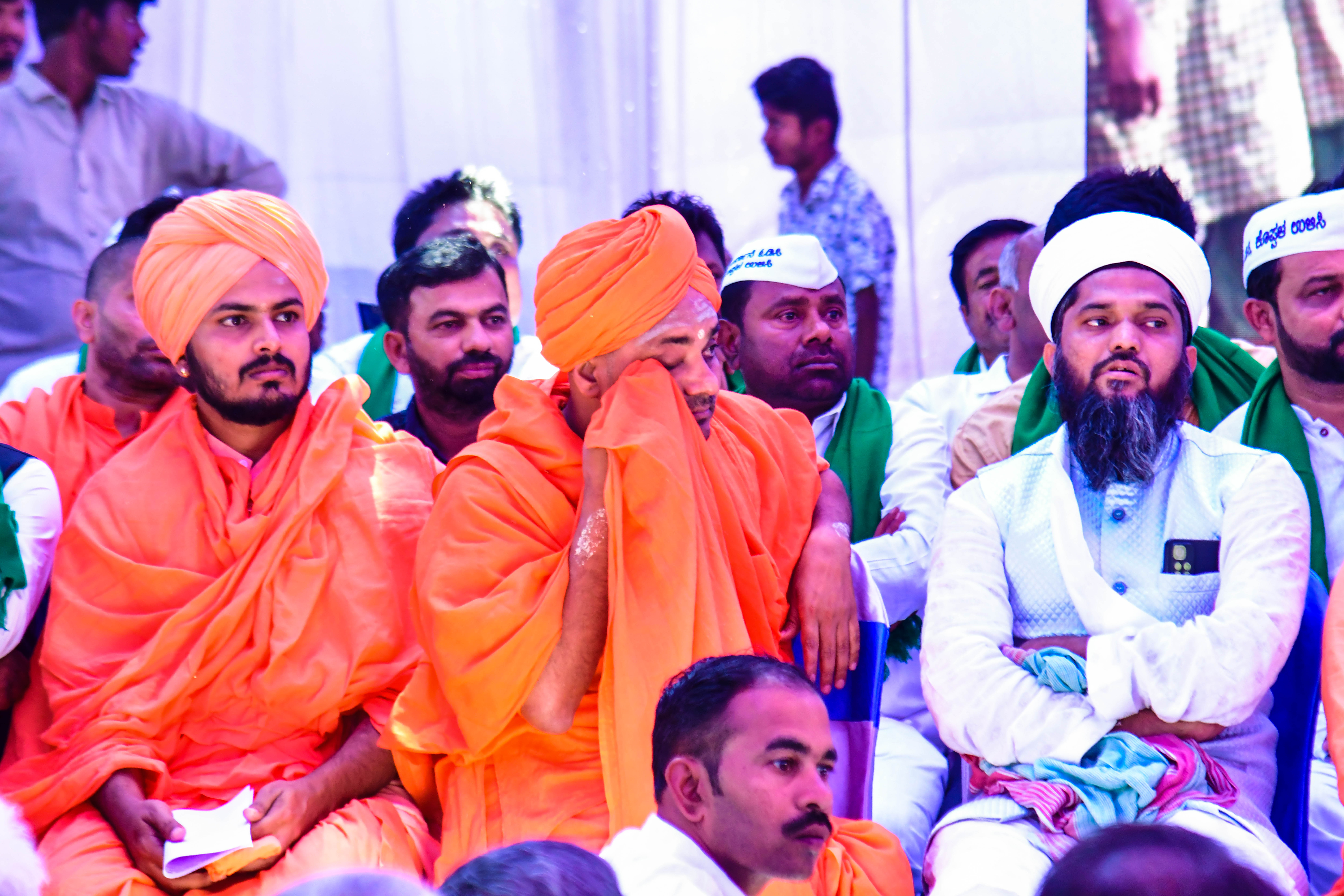 ಕೊಪ್ಪಳದ ತಾಲ್ಲೂಕು ಕ್ರೀಡಾಂಗಣದಲ್ಲಿ ಬಹಿರಂಗ ಸಭೆಯಲ್ಲಿ ಪಾಲ್ಗೊಂಡಿದ್ದ ವಿವಿಧ ಧರ್ಮಗಳ ಗುರುಗಳು