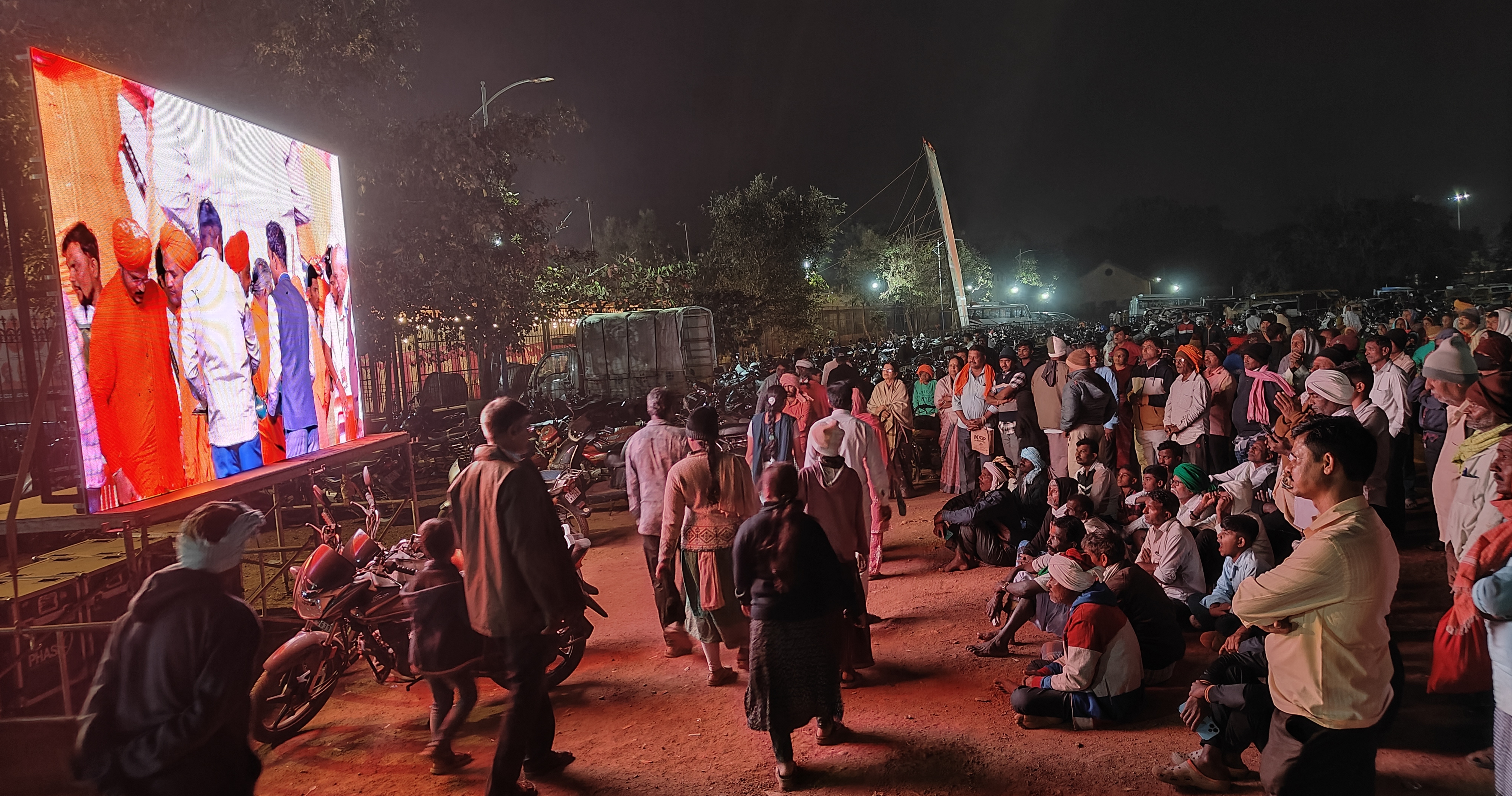 ಹುಕ್ಕೇರಿಮಠದ ಶಿವಬಸವೇಶ್ವರ ಹಿರಿಯ ಪ್ರಾಥಮಿಕ ಶಾಲೆ ಹಾಗೂ ಪ್ರೌಢ ಶಾಲೆ ಸುವರ್ಣ ಮಹೋತ್ಸವ ಸಮಾರಂಭ ನಡೆದ ಜಿಲ್ಲಾ ಕ್ರೀಡಾಂಗಣ ಸಂಪೂರ್ಣ ಭರ್ತಿಯಾಗಿದ್ದರಿಂದ ಹೆಚ್ಚುವರಿ ಜನರು ಕ್ರೀಡಾಂಗಣದ ಹೊರಭಾಗದಲ್ಲಿ ಪರದೆ ಮೇಲೆ ಸಮಾರಂಭ ವೀಕ್ಷಿಸಿದರು