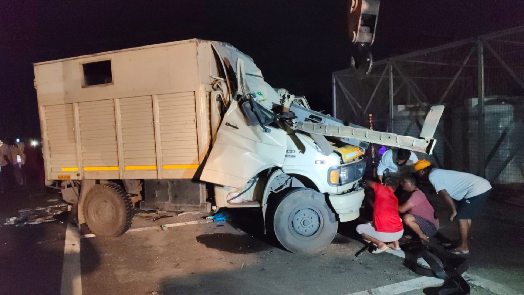 ಬಂಗಾರಪೇಟೆ ತಾಲ್ಲೂಕಿನ ಕಲ್ಕೆರೆ ಬಳಿ ಚೆನ್ನೈ–ಬೆಂಗಳೂರು ಎಕ್ಸ್‌ಪ್ರೆಸ್‌ ವೇ ಕಾರಿಡಾರ್‌ನಲ್ಲಿ ಅಪಘಾತಕ್ಕೆ ಒಳಗಾಗಿದ್ದ ಕ್ಯಾಟರಿಂಗ್‌ ವಾಹನ