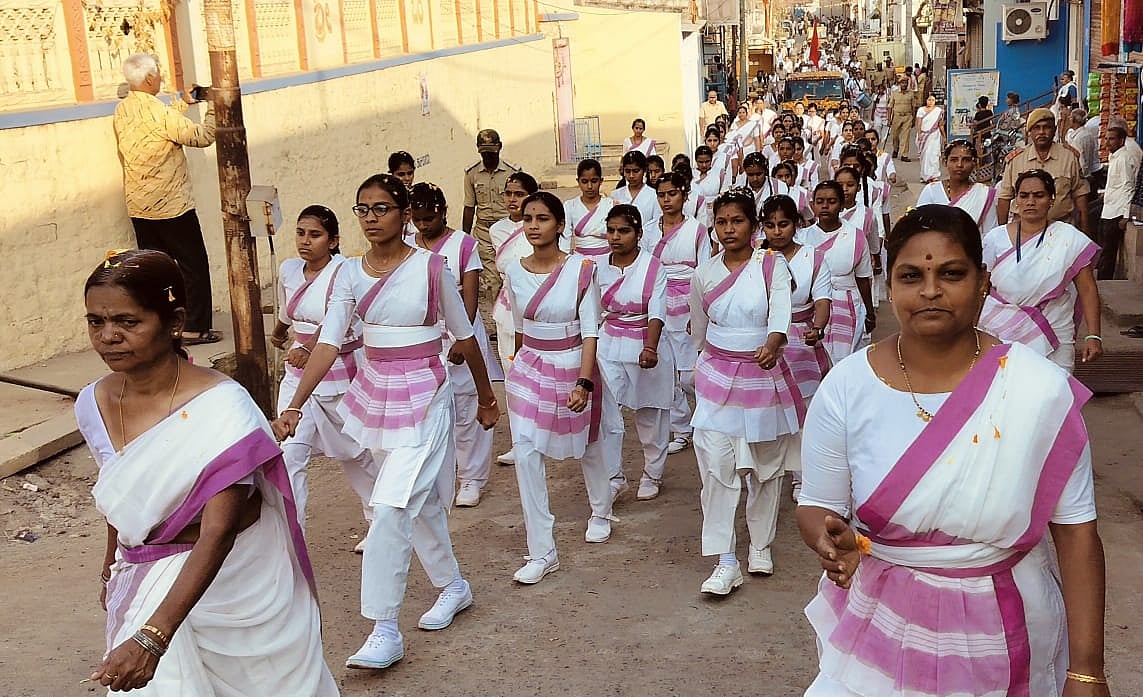 ಗುಳೇದಗುಡ್ಡ: ಆರ್‌ಎಸ್‍ಎಸ್ ಮಹಿಳಾ ಘಟಕದಿಂದ ಆಕರ್ಷಕ ಪಥ ಸಂಚಲನ