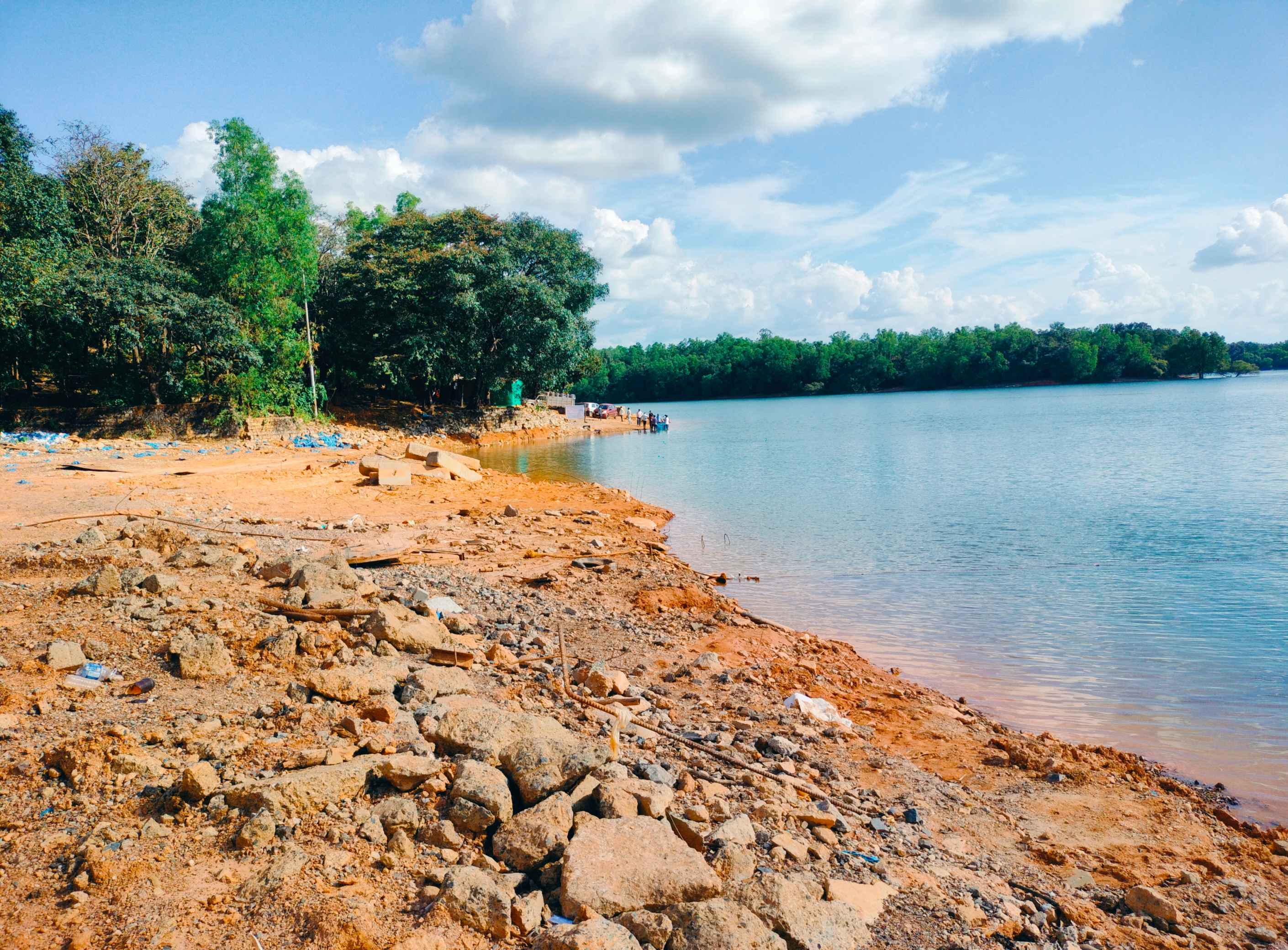 ಜನರಿಲ್ಲದೇ ಬಿಕೋ ಎನ್ನುತ್ತಿರುವ ಅಂಬಾರಗೊಡ್ಲು ಕಡವು ನಿಲ್ದಾಣದ ಪ್ರದೇಶ