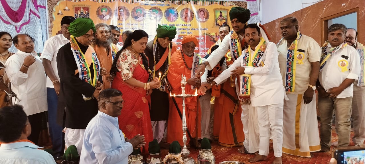 ಗುಳೇದಗುಡ್ಡದ ಗುರುಸಿದ್ದೇಶ್ವರ ಕಲ್ಯಾಣ ಮಂಟಪದಲ್ಲಿ ಭಾನುವಾರ  ಅವರಶಿಲ್ಪಿ ಜಕಣಾಚಾರ್ಯರ ಸಂಸ್ಮರಣಾ ದಿನಾಚರಣೆ ಅಂಗವಾಗಿ ಜರುಗಿದ ತಾಲ್ಲೂಕು ಮಟ್ಟದ ಸಮಾವೇಶದಲ್ಲಿ ಶಾಸಕ ಭೀಮಸೇನ ಚಿಮ್ಮನಕಟ್ಟಿ ಜ್ಯೋತಿ ಬೆಳಗಿಸಿ ಕಾರ್ಯಕ್ರಮ ಉದ್ಘಾಟಿಸಿ ಮಾತಾಡಿದರು. 