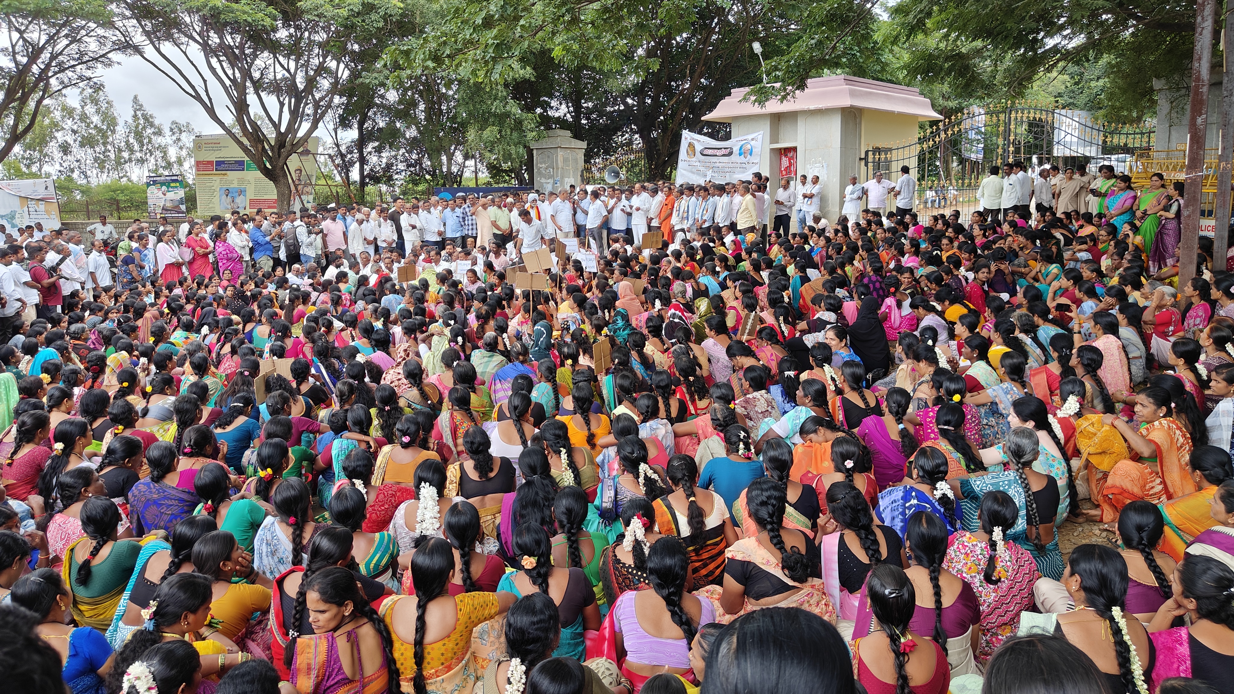 ‘ಶ್ರೀಕ್ಷೇತ್ರ ಧರ್ಮಸ್ಥಳದ ವಿರುದ್ಧ ಅಪಪ್ರಚಾರ ಮಾಡುತ್ತಿರುವ ಸಮಾಜಘಾತುಕ ಶಕ್ತಿಗಳನ್ನು ಪತ್ತೆ ಮಾಡಿ ಕಾನೂನು ಕ್ರಮ ಕೈಗೊಳ್ಳಬೇಕು’ ಎಂದು ಆಗ್ರಹಿಸಿ ಹಾವೇರಿ ಜಿಲ್ಲಾಧಿಕಾರಿ ಕಚೇರಿ ಎದುರು ಪ್ರತಿಭಟನೆ ನಡೆಸಿದ್ದ ಭಕ್ತರು 