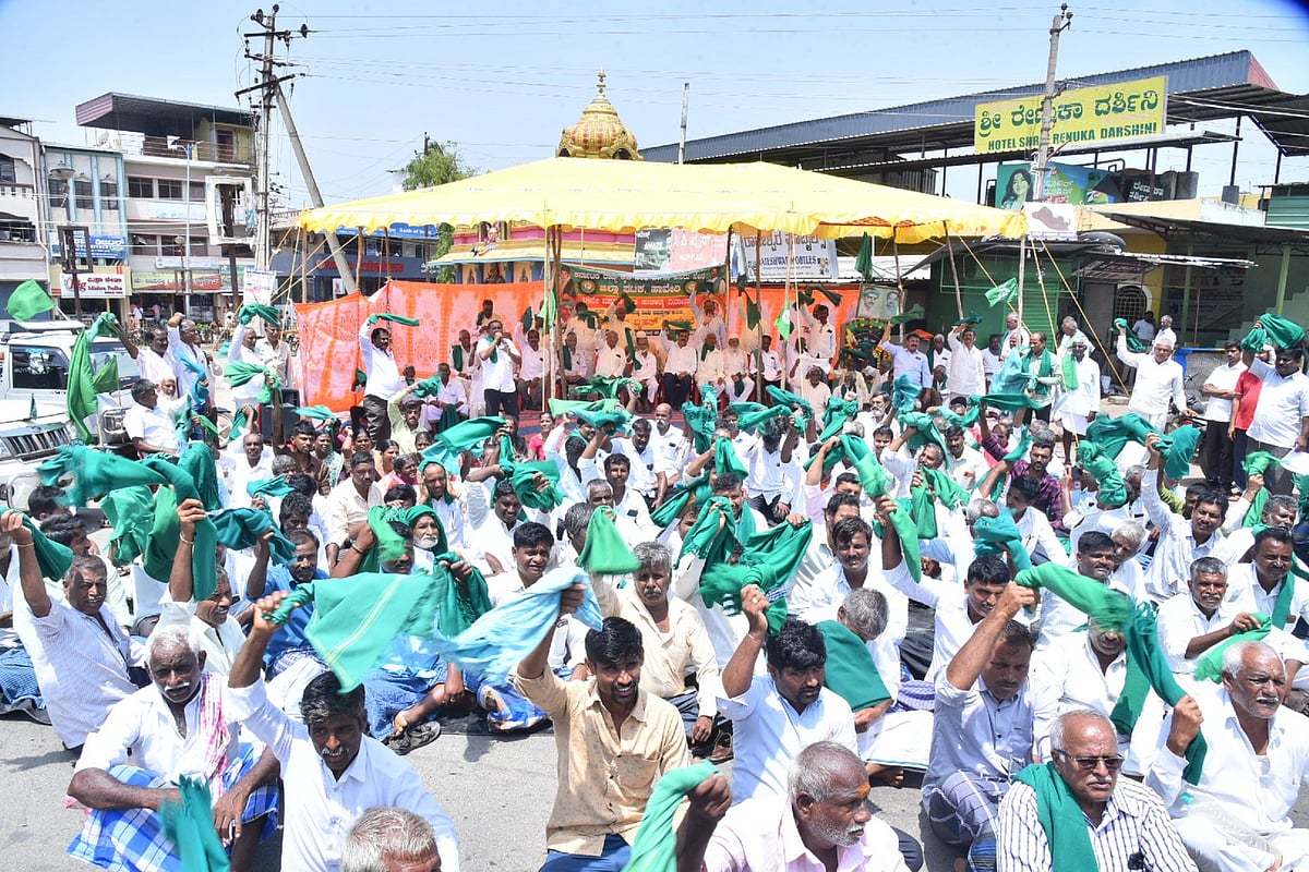 2025 ಹಿಂದಣ ಹೆಜ್ಜೆ | ಹಾವೇರಿ: ರೈತರ ಹೋರಾಟ; ಲಂಚ–ಅಕ್ರಮಕ್ಕೆ ತಲೆದಂಡ