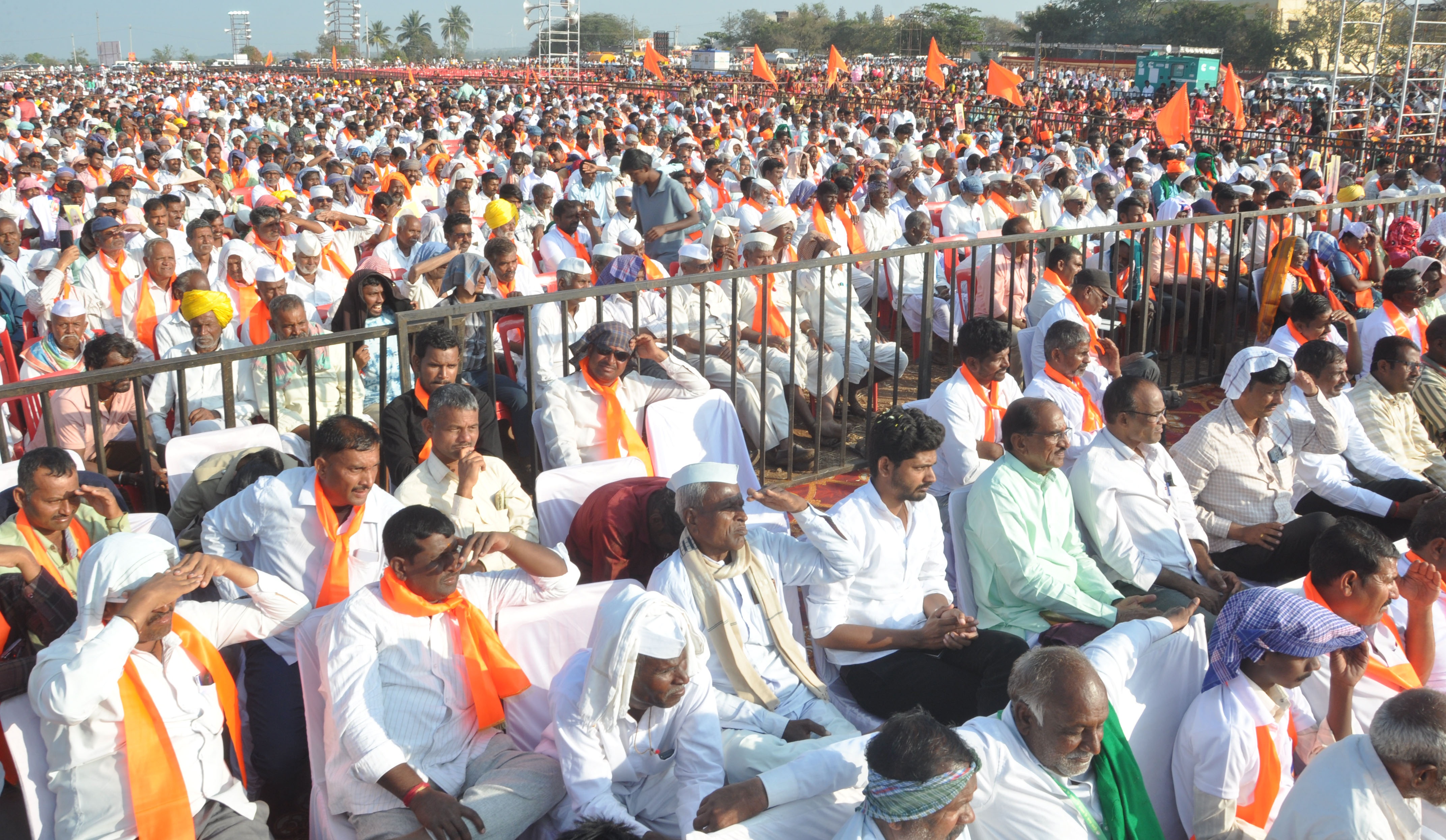 ಬಬಲೇಶ್ವರದಲ್ಲಿ ಸೋಮವಾರ ನಡೆದ ‘ಬಸವಾದಿ ಶರಣರ ಹಿಂದೂ ಸಮಾವೇಶ’ದಲ್ಲಿ ಸಾವಿರಾರು ಜನ ಭಕ್ತರು ಪಾಲ್ಗೊಂಡಿದ್ದರು
– ಪ್ರಜಾವಾಣಿ ಚಿತ್ರ