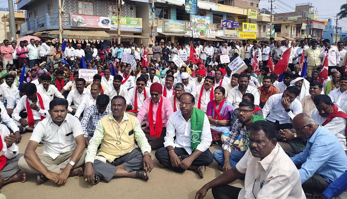 ಶ್ರೀನಿವಾಸಪುರ: ಅರಣ್ಯ ಇಲಾಖೆ ವಿರುದ್ಧ ರೈತರ ಪ್ರತಿಭಟನೆ