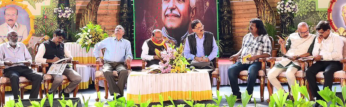 ತುಮಕೂರು: ಮಾರುಕಟ್ಟೆಯಲ್ಲಿ ವಿದ್ಯೆ ಬಿಕರಿ– ಕರೀಗೌಡ ಬೀಚನಹಳ್ಳಿ 