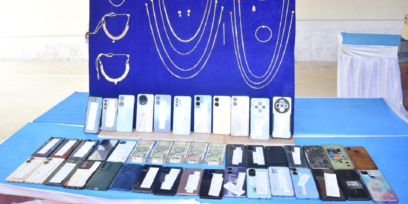 ಕಳುವಾಗಿದ್ದ ಆಭರಣ ಮೊಬೈಲ್‌ ವಶಕ್ಕೆ ಪಡೆದು ಮಾಲೀಕರಿಗೆ ವಾಪಸ್‌