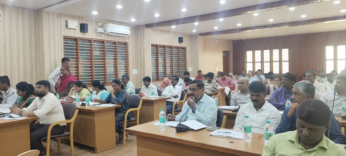 ಹೊಸಕೋಟೆ | ಕೆಡಿಪಿ ಸಭೆ: ವಿವಿಧ ಇಲಾಖೆ ಅಧಿಕಾರಿಗಳಿಗೆ ಶಾಸಕ ತರಾಟೆ