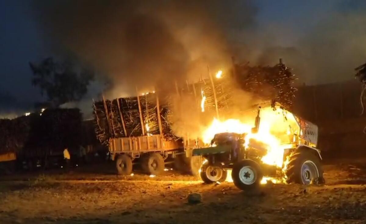 ಸಮೀರವಾಡಿಯ ಗೋದಾವರಿ ಸಕ್ಕರೆ ಕಾರ್ಖಾನೆ ಆವರಣದಲ್ಲಿ ಟ್ರ್ಯಾಕ್ಟರ್‌ಗೆ ಬೆಂಕಿ ಹಚ್ಚಲಾಗಿತ್ತು
