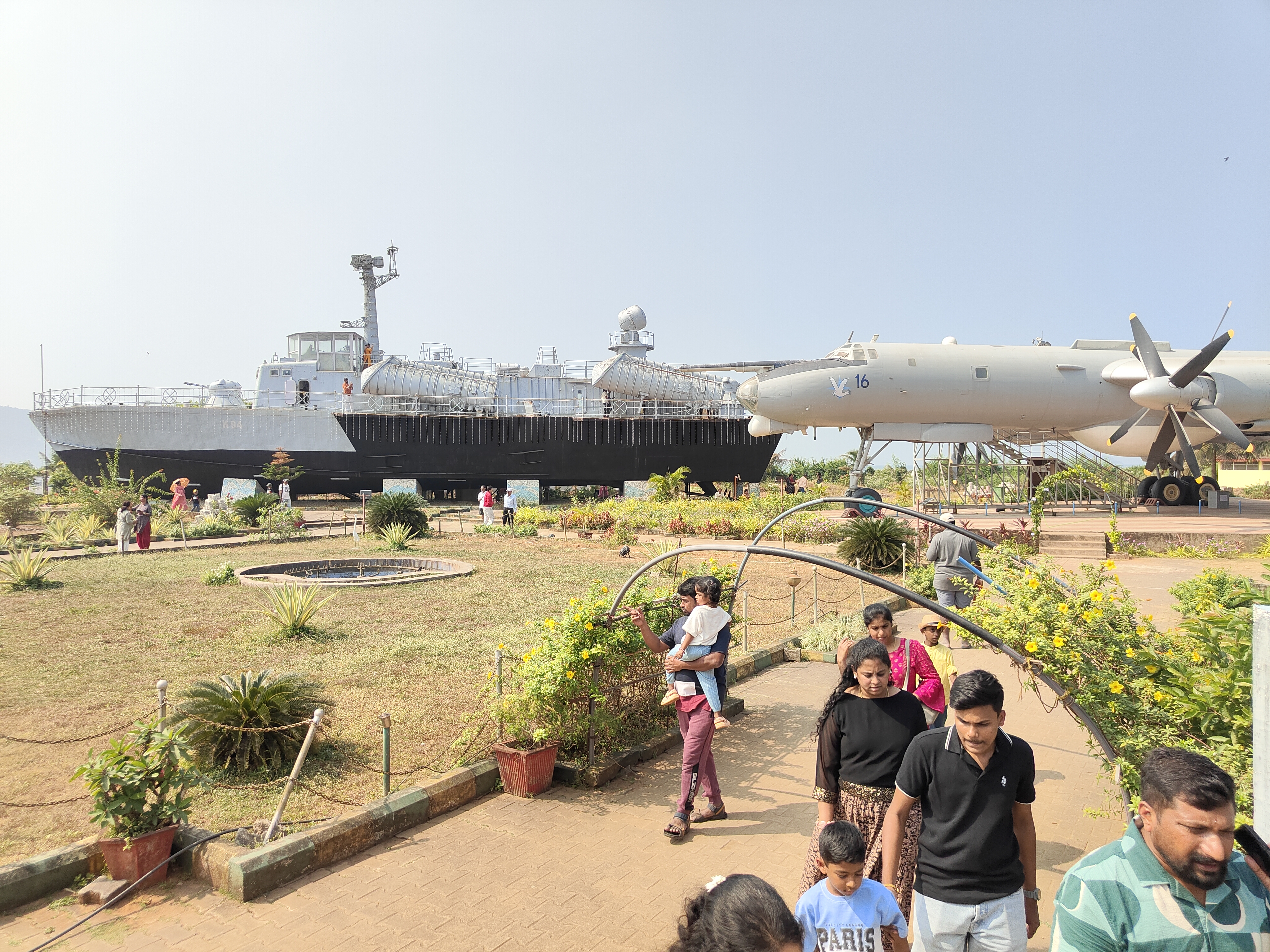 ಐಎನ್ಎಸ್ ಚಪಲ್ ಯುದ್ಧನೌಕೆ, ಟುಪಲೇವ್ ಯುದ್ಧ ವಿಮಾನ ಇರುವ ಉದ್ಯಾನಕ್ಕೆ ಪ್ರವಾಸಿಗರು ಭೇಟಿ ನೀಡಿರುವುದು.