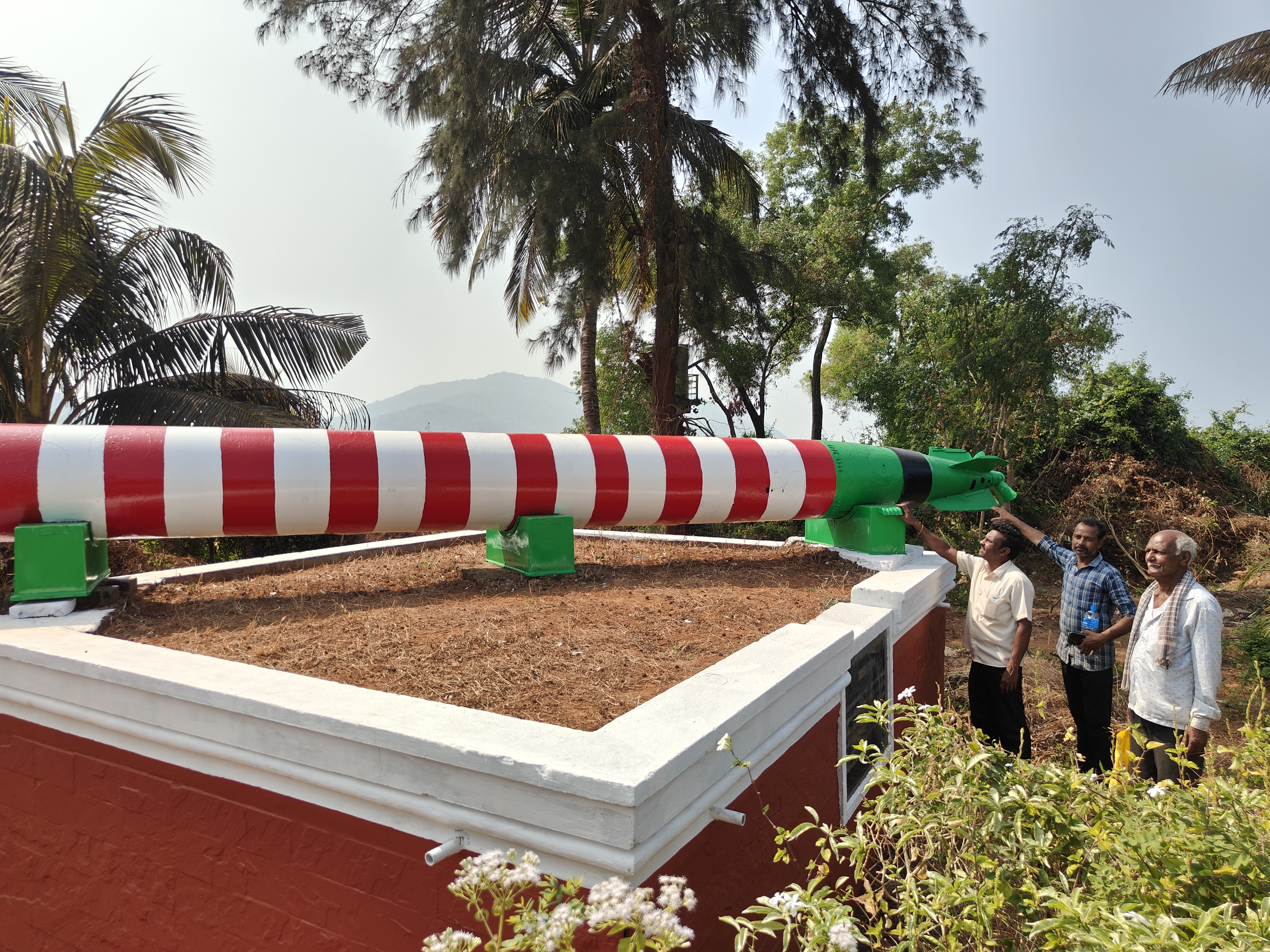 ಕಾರವಾರದ ಯುದ್ಧನೌಕೆ ವಸ್ತು ಸಂಗ್ರಹಾಲಯದ ಆವರಣದಲ್ಲಿನ ಟಾರ್ಪಿಡೊ ವೀಕ್ಷಿಸುತ್ತಿರುವ ಪ್ರವಾಸಿಗರು.