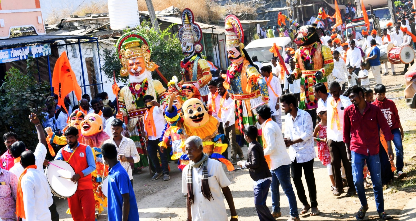 ಬಸವಕುಮಾರ ಶಿವಯೋಗಿಗಳ ಸುವರ್ಣ ಸ್ಮರಣೆಯ ಅಂಗವಾಗಿ ನಡೆದ ಭವ್ಯ ಮೆರವಣಿಗೆಯಲ್ಲಿ ಕಲಾತಂಡಗಳು ಪ್ರದರ್ಶನ ನೀಡಿದವು