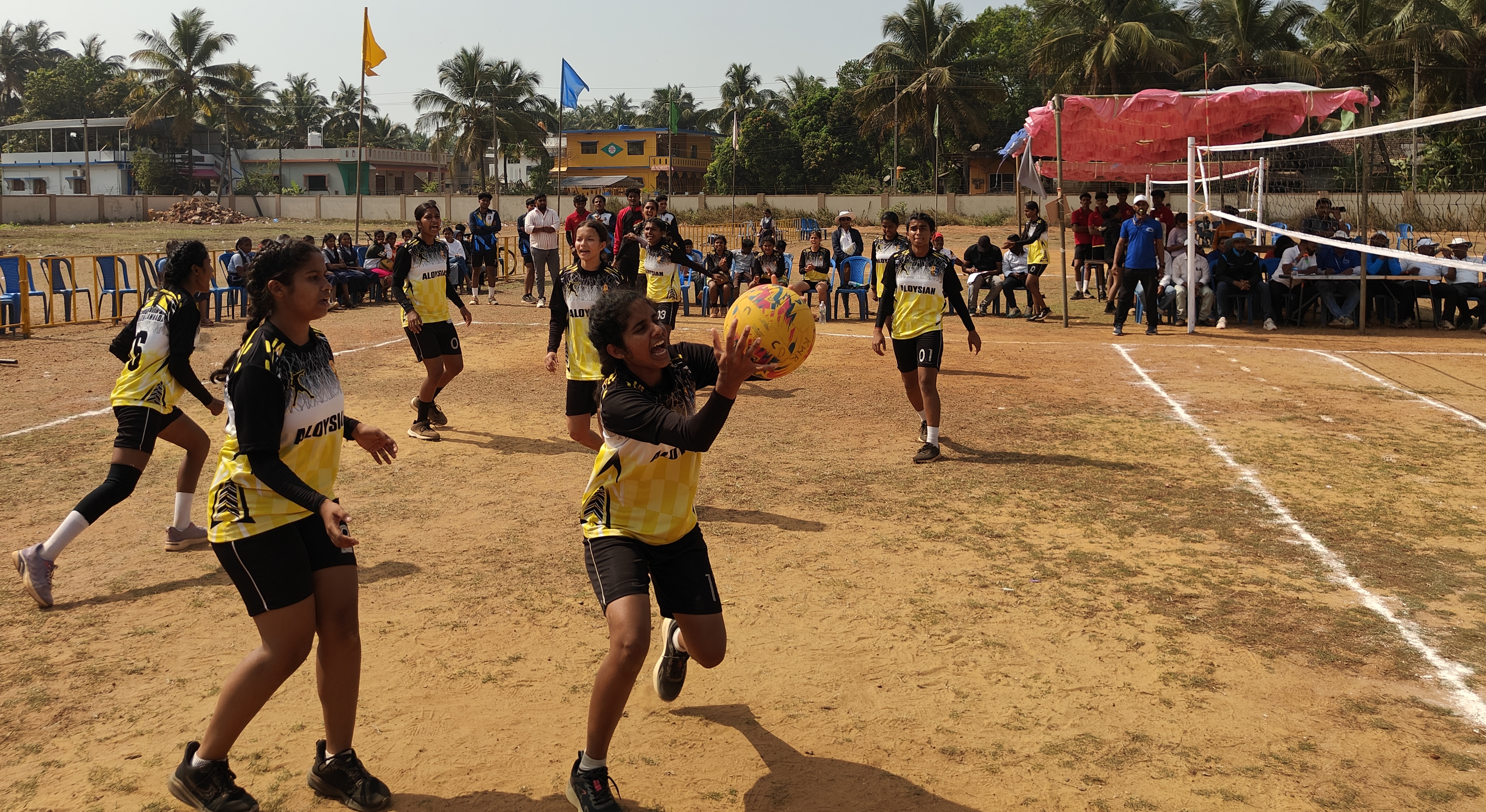 ಕಾರವಾರದಲ್ಲಿ ನಡೆದ ಪದವಿ ಪೂರ್ವ ಕಾಲೇಜುಗಳ ರಾಜ್ಯಮಟ್ಟದ ಥ್ರೋ ಬಾಲ್ ಪಂದ್ಯಾವಳಿಯ ಫೈನಲ್ ಪಂದ್ಯದಲ್ಲಿ ದಕ್ಷಿಣ ಕನ್ನಡ ತಂಡದ ಆಟಗಾರ್ತಿಯೊಬ್ಬರು ಚೆಂಡನ್ನು ಹಿಡಿಯುತ್ತಿರುವುದು.