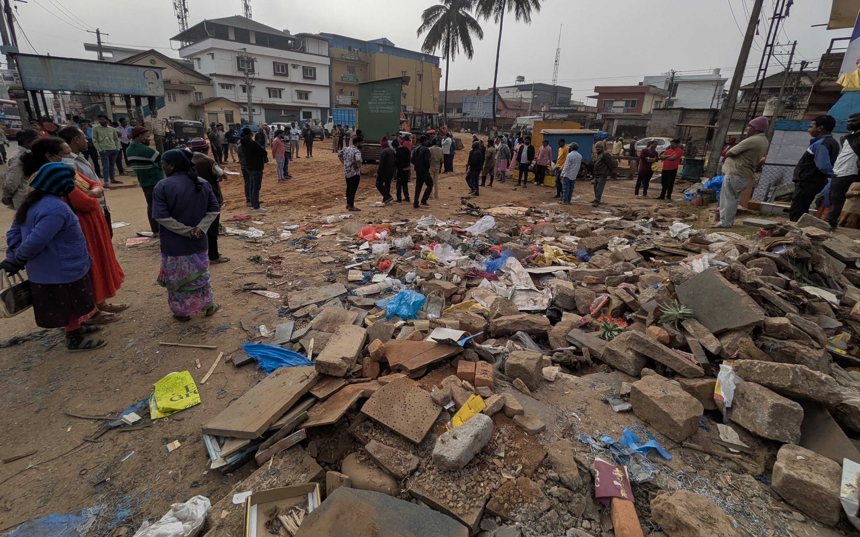 ಸಕಲೇಶಪುರದ ಹಳೆ ಬಸ್ಸು ನಿಲ್ದಾಣ ಜಾಗದಲ್ಲಿದ್ದ ಬೀದಿ ಬದಿಯ ಪೆಟ್ಟಿಗೆ ಅಂಗಡಿಗಳನ್ನು ಸೋಮವಾರ ಬೆಳಿಗ್ಗೆ ಜಿಲ್ಲಾಧಿಕಾರಿಗಳ ಆದೇಶದ ಮೇಲೆ ಪುರಸಭೆ ಅಧಿಕಾರಿಗಳು ಹಾಗೂ ಸಿಬ್ಬಂದಿ ತೆರವುಗೊಳಿಸಿದರು