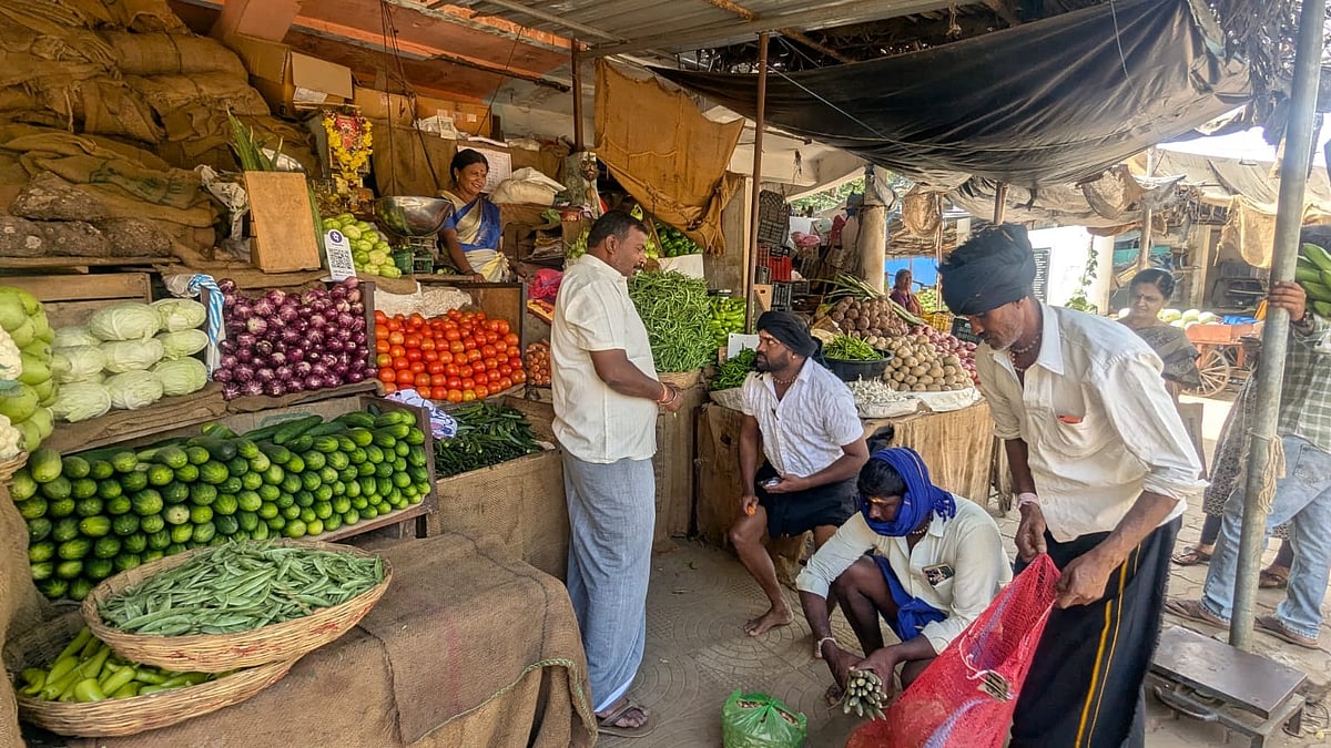 ಚಾಮರಾಜನಗರ | ಗಗನಕ್ಕೇರಿದ ಟೊಮೆಟೊ: ಬೆಲೆ ಏರಿಕೆ ಬಿಸಿ