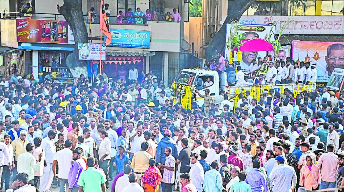 ದಾವಣಗೆರೆಯ ದುರ್ಗಾಂಬಿಕಾ ದೇವಸ್ಥಾನದ ಮುಂಭಾಗದಲ್ಲಿ ಶಾಮನೂರು ಶಿವಶಂಕರಪ್ಪ ಅವರ ಅಂತಿಮ ಯಾತ್ರೆ ಸಾಗಿದ್ದಾಗ ಸೇರಿದ್ದ ಜನಸ್ತೋಮ