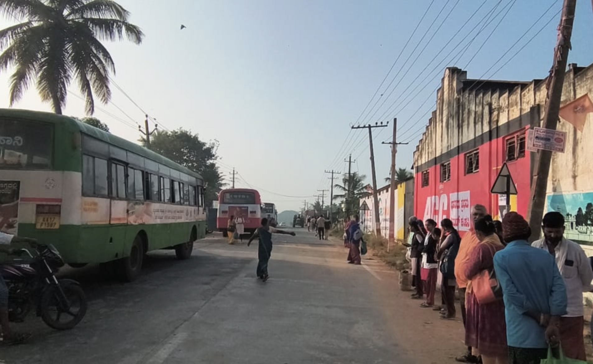 ಸಾಸ್ವೆಹಳ್ಳಿ ಸಮೀಪದ ಚಿಕ್ಕಬಾಸೂರು ತಾಂಡಾದಲ್ಲಿ ಗ್ರಾಮಸ್ಥರು ಸೋಮವಾರ ಸಾರಿಗೆ ಬಸ್ ತಡೆದು ಪ್ರತಿಭಟಿಸಿದರು 