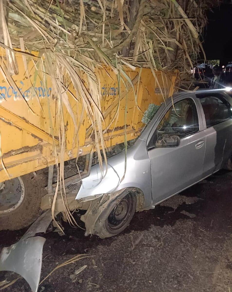 ಜಮಖಂಡಿಯ ಪ್ರಭುಲಿಂಗೇಶ್ವರ ಬಳಿ ಕಬ್ಬಿನ ಟ್ರ್ಯಾಕ್ಟರ್ ಕಾರಿನ ನಡುವೆ ನಡೆದ ಅಪಘಾತದ ದೃಶ್ಯ