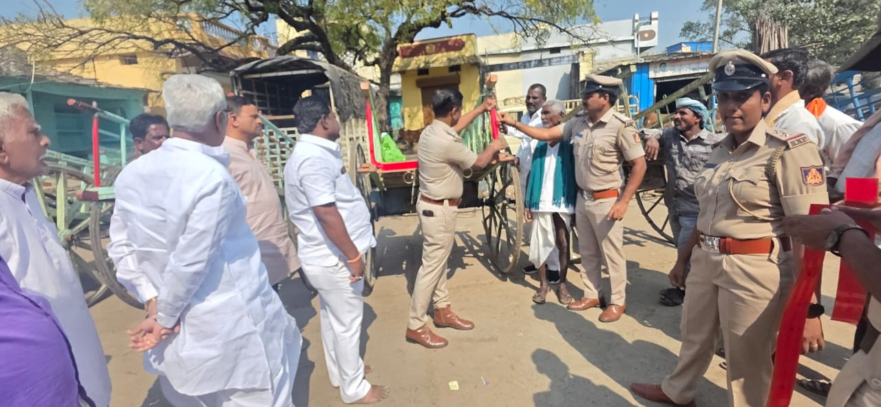 ರಾವೂರು ಗ್ರಾಮದಲ್ಲಿ ಸೋಮವಾರ ಅಪರಾಧ ತಡೆ ಮಾಸಾಚಾರಣೆ ಪ್ರಯುಕ್ತ ಶಹಾಬಾದ್‌ ಡಿವೈಎಸ್ಪಿ ಶಂಕರಗೌಡ ಪಾಟೀಲ ಎತ್ತಿನ ಬಂಡಿಗಳಿಗೆ ರೇಡಿಯಂ ಸ್ಟಿಕ್ಕರ್‌ ಅಂಟಿಸಿದರು