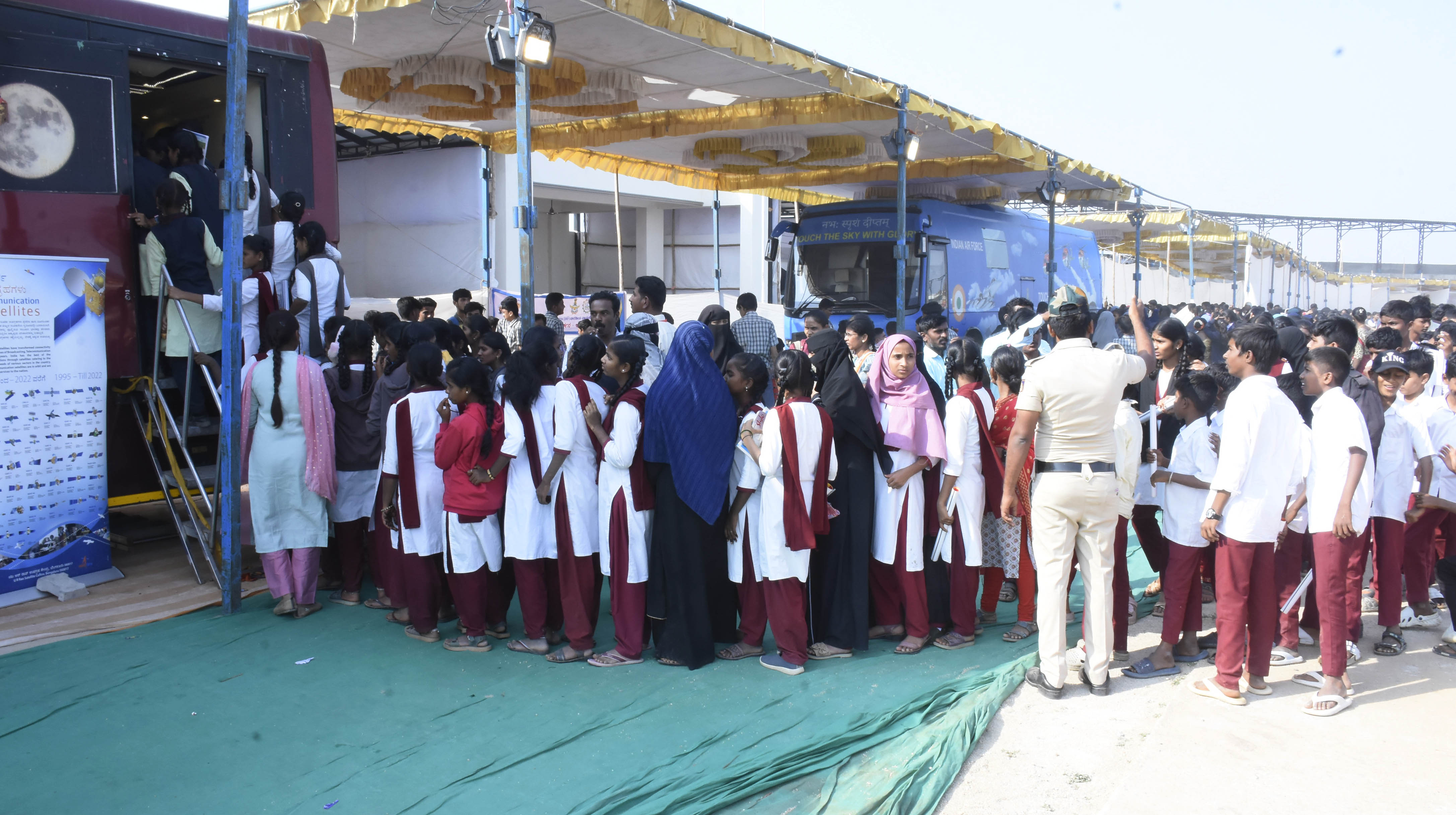 ಯಾದಗಿರಿಯಲ್ಲಿ ಸೋಮವಾರ ನಡೆದ ರಾಜ್ಯಮಟ್ಟದ 5ನೇ ವೈಜ್ಞಾನಿಕ ಸಮ್ಮೇಳನದಲ್ಲಿ ಸಂಚಾರಿ ಡಿಜಿಟಿಲ್ ತಾರಾಲಯ ವೀಕ್ಷಿಸಿಲು ಸೇರಿದ ವಿದ್ಯಾರ್ಥಿಗಳು