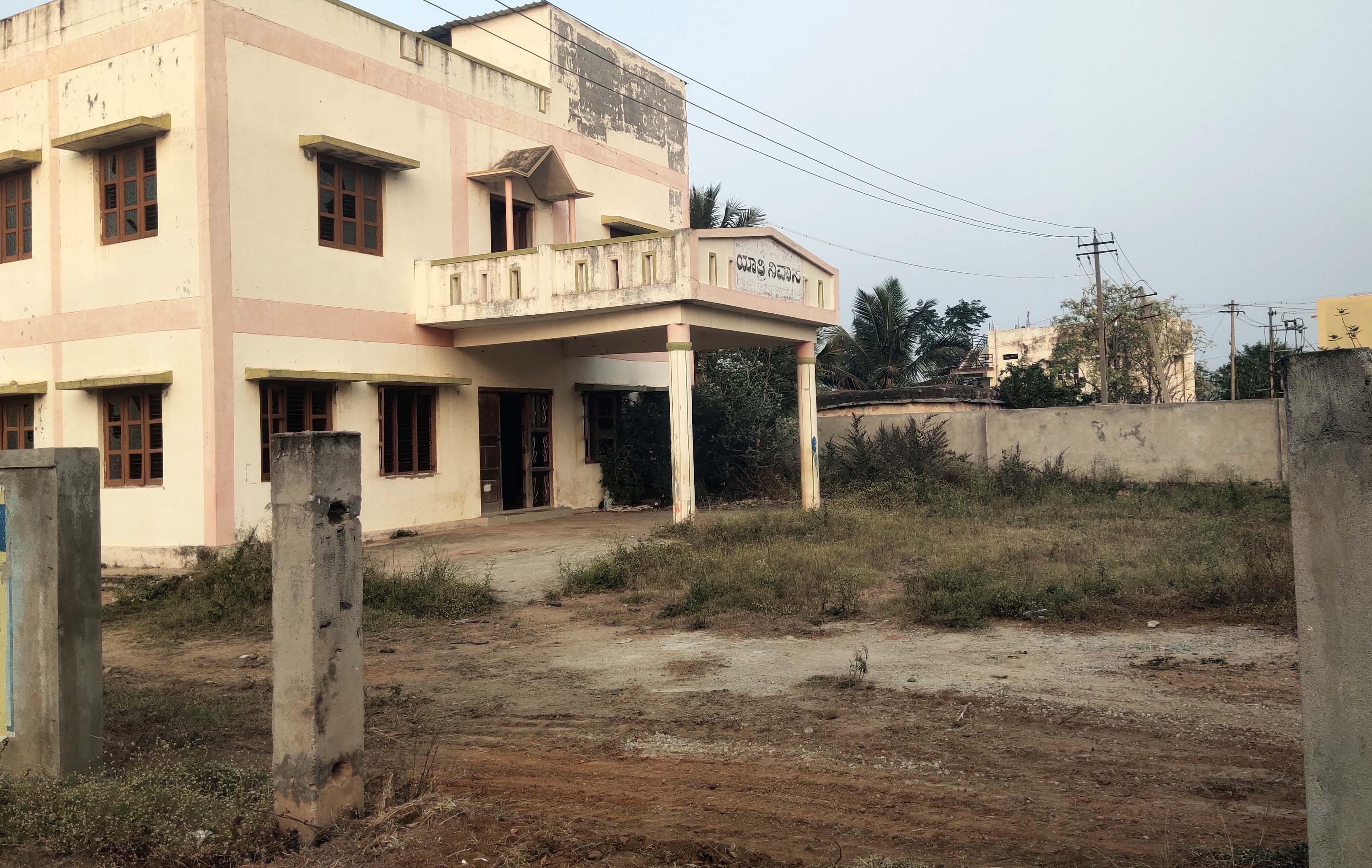 ನಿರ್ವಹಣೆ ಕೊರತೆಯಿಂದ ಹಾಳು ಕೊಂಪೆಯಾದ ಗ್ರಾಮದಲ್ಲಿನ ಭಕ್ತರ ಯಾತ್ರಿ ನಿವಾಸ