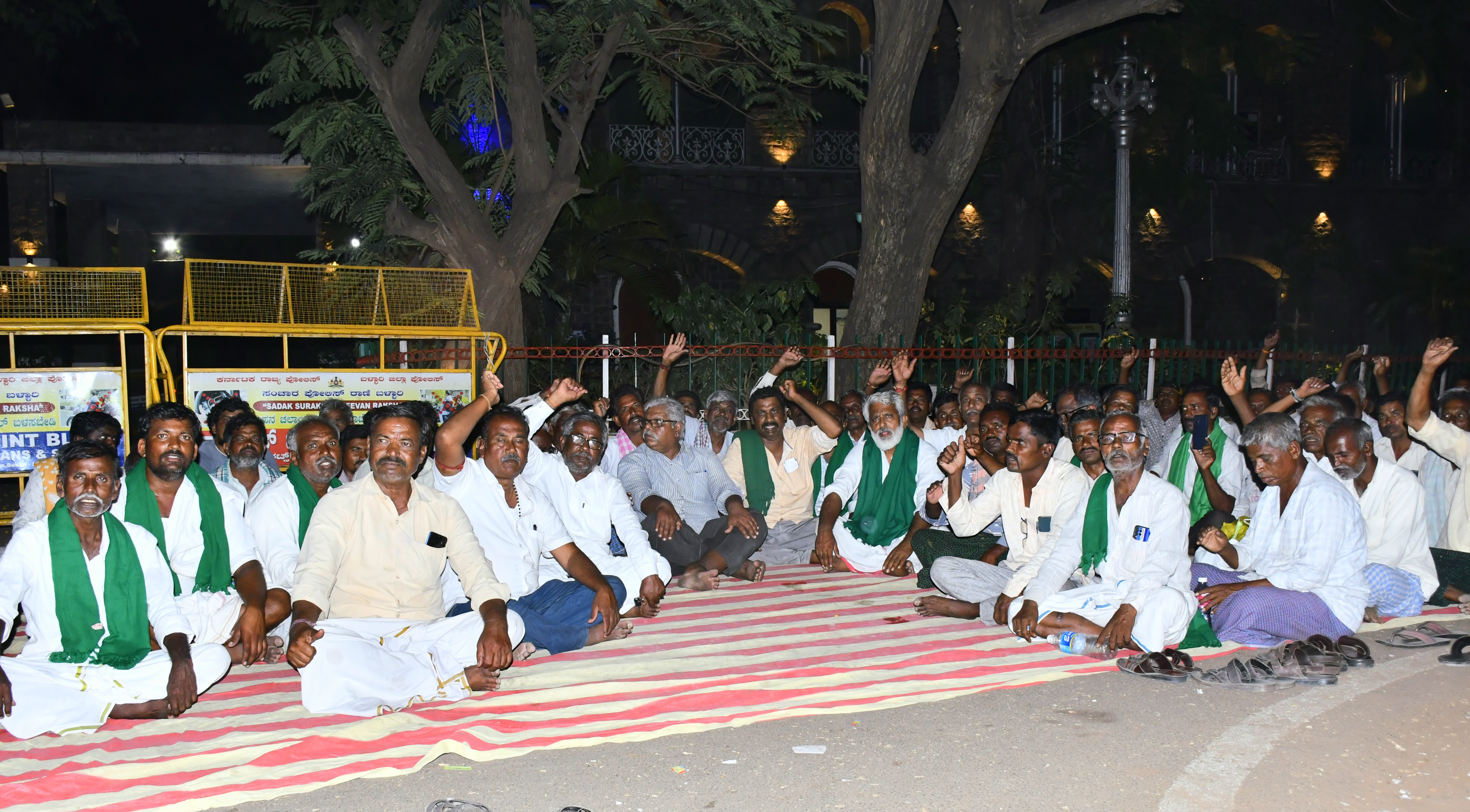 ಬಳ್ಳಾರಿ ಜಿಲ್ಲೆಯಲ್ಲಿ ಮಿತಿ ಇಲ್ಲದೇ ಜೋಳ ಖರೀದಿ ಮಾಡಬೇಕು ಎಂದು ಆಗ್ರಹಿಸಿ ರಾಜ್ಯ ರೈತ ಸಂಘದಿಂದ ನಡೆದಿದ್ದ ಆಹೋರಾತ್ರಿ ಪ್ರತಿಭಟನೆ 