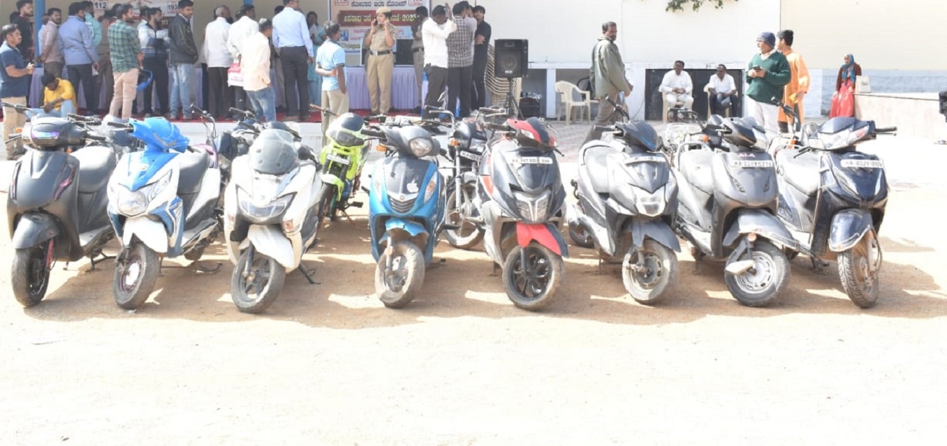 ಕಳುವಾಗಿದ್ದ ದ್ವಿಚಕ್ರ ವಾಹನ ವಶಕ್ಕೆ ಪಡೆದು ಮಾಲೀಕರಿಗೆ ಹಸ್ತಾಂತರ