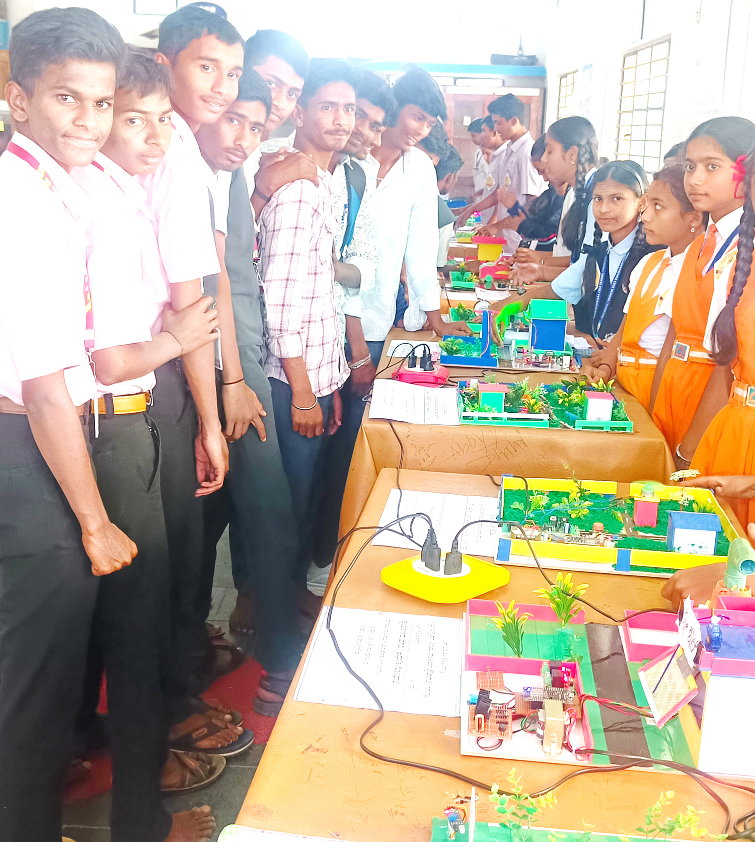 ನರೇಗಲ್‌ ಪಟ್ಟಣದ ಅನ್ನದಾನೇಶ್ವರ ಕಾಲೇಜಿನಲ್ಲಿ ಅಕ್ಷರ ಜಾತ್ರೆ ಅಂಗವಾಗಿ ನಡೆದ ವಿಜ್ಞಾನ ವಸ್ತು ಪ್ರದರ್ಶನದಲ್ಲಿ ಪಾಲ್ಗೊಂಡಿರುವ ಮಕ್ಕಳು