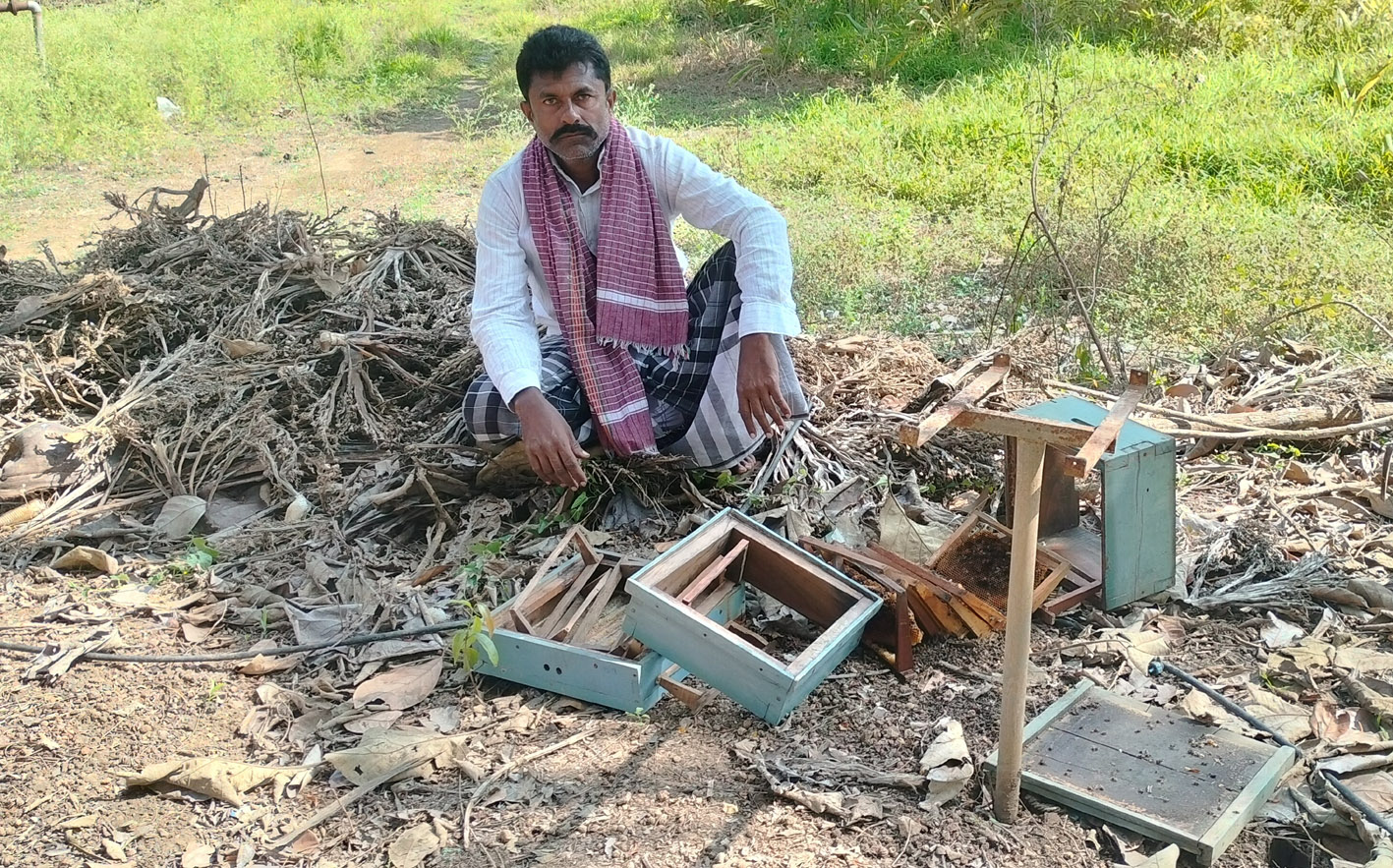 ಮುತ್ತಣ್ಣ ಪೂಜಾರ ಅವರ ತೋಟದಲ್ಲಿನ ಜೇನು ಪೆಟ್ಟಿಗೆಗಳು ಇಭ್ಭಾಗಗೊಂಡಿವೆ.