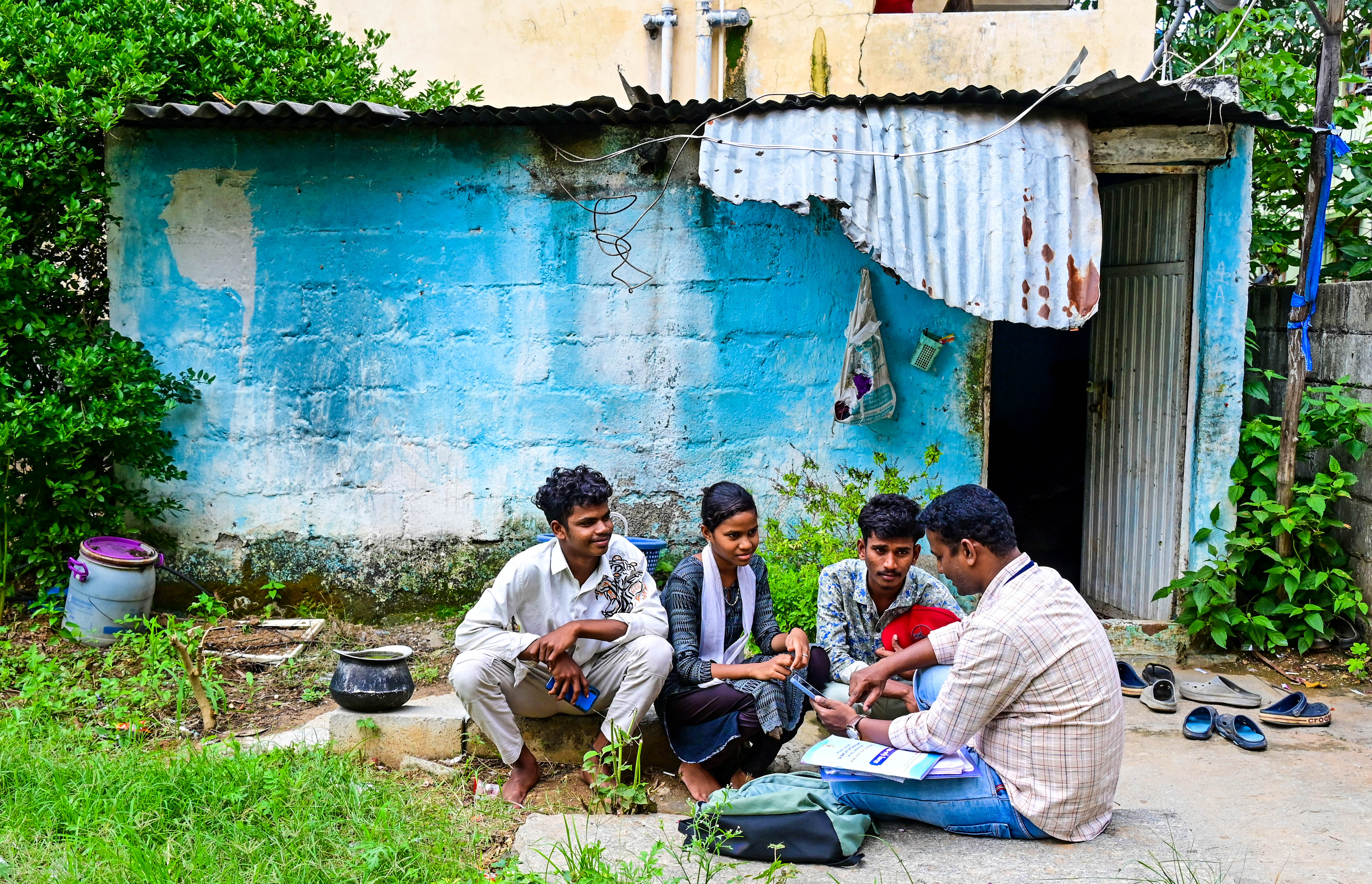 ಒಳಮೀಸಲಾತಿ ಸಮೀಕ್ಷೆ... ಬೆಂಗಳೂರಿನ ನಾಗರಭಾವಿ ಸಮೀಪದ ಬಡಾವಣೆ ಒಂದರಲ್ಲಿ ಒಳಮೀಸಲಾತಿ ಸಮೀಕ್ಷೆಗಾಗಿ ಶಿಕ್ಷಕರೊಬ್ಬು ಮಾಹಿತಿ ಕಲೆ ಹಾಕಿದರು