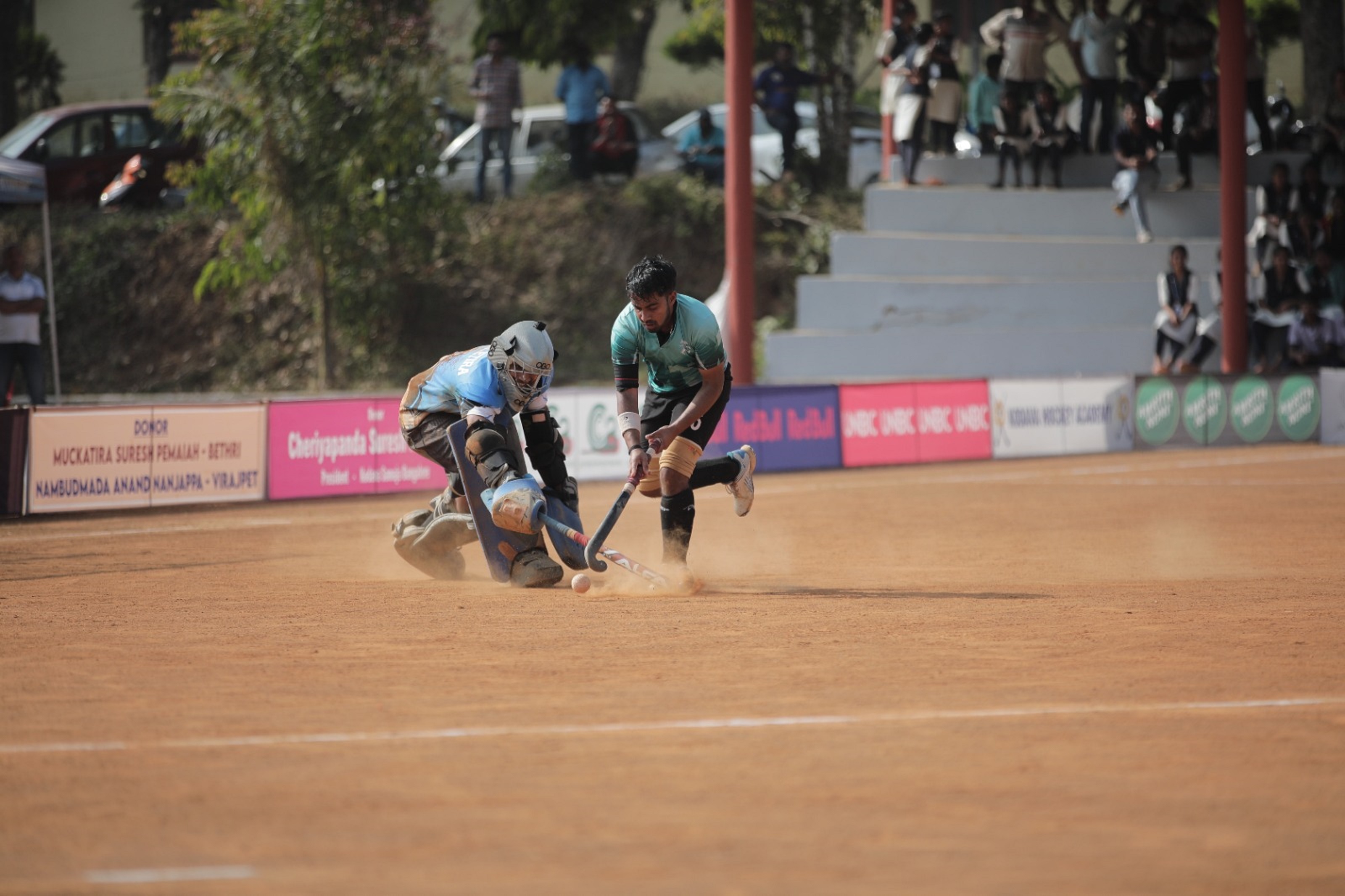 ಮಡಿಕೇರಿ ತಾಲ್ಲೂಕಿನ ಮೂರ್ನಾಡು ಗ್ರಾಮದಲ್ಲಿ ನಡೆಯುತ್ತಿರುವ ಲೆವಿಸ್ಟಾ ಕೊಡವ ಕೌಟುಂಬಿಕ ಹಾಕಿ ಚಾಂಪಿಯನ್ಸ್‌ ಟ್ರೋಫಿಯ ಸೆಮಿಫೈನಲ್ಸ್ ಪಂದ್ಯದಲ್ಲಿ ಕುಲ್ಲೇಟಿರ ಮತ್ತು ಕುಪ್ಪಂಡ ತಂಡಗಳ ಆಟಗಾರರು ಗೆಲುವಿಗಾಗಿ ಸೆಣಸಾಟ ನಡೆಸಿದರು