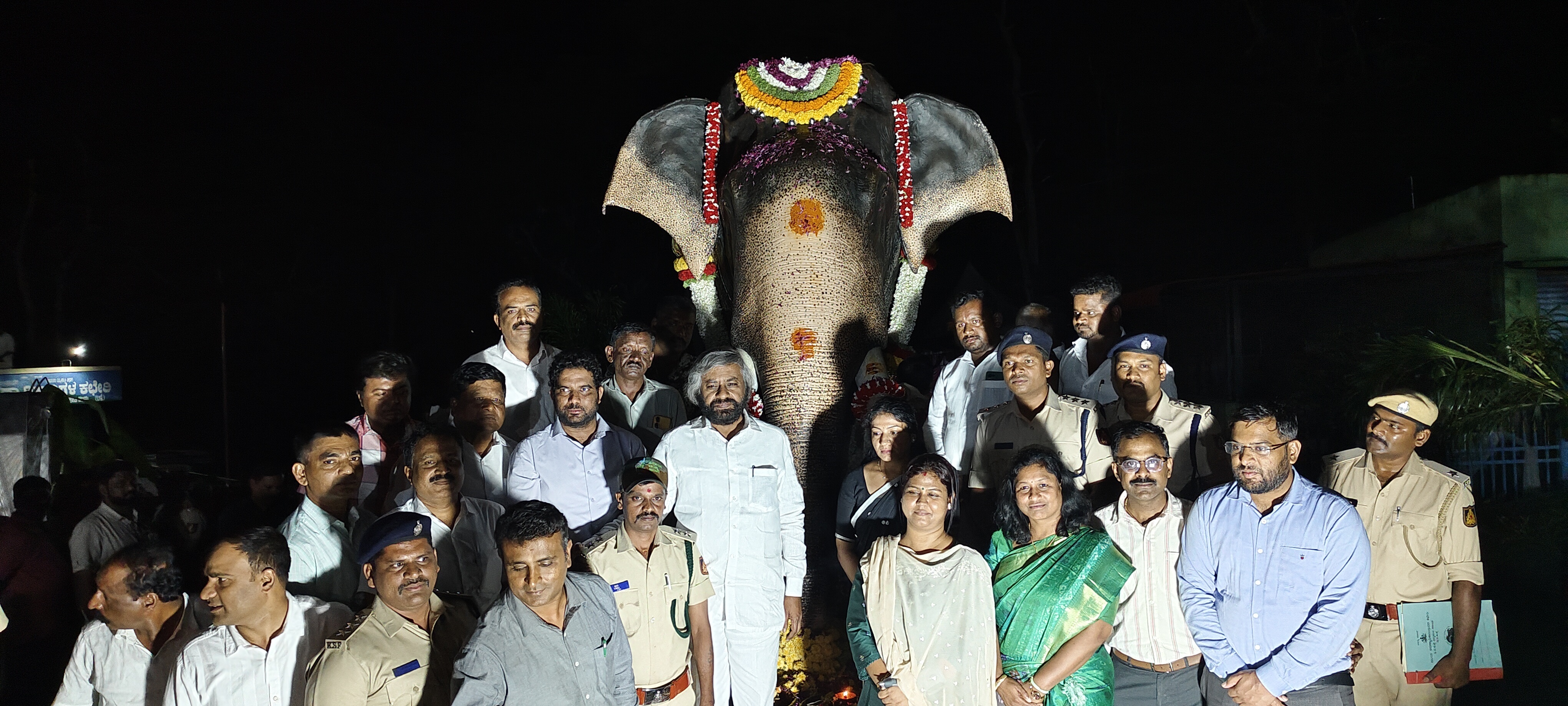 ಎಚ್‌.ಡಿ. ತಾಲ್ಲೂಕಿನ ಡಿ.ಬಿ.ಕುಪ್ಪೆ ವಲಯದ ಬಳ್ಳೆ ಆನೆ ಶಿಬಿರದಲ್ಲಿ ಅರ್ಜುನ ಆನೆಯ ಪ್ರತಿಮೆಯನ್ನು ಅನಾವರಣಗೊಳಿಸಿದ ಅರಣ್ಯ ಸಚಿವ ಈಶ್ವರ ಖಂಡ್ರೆ  