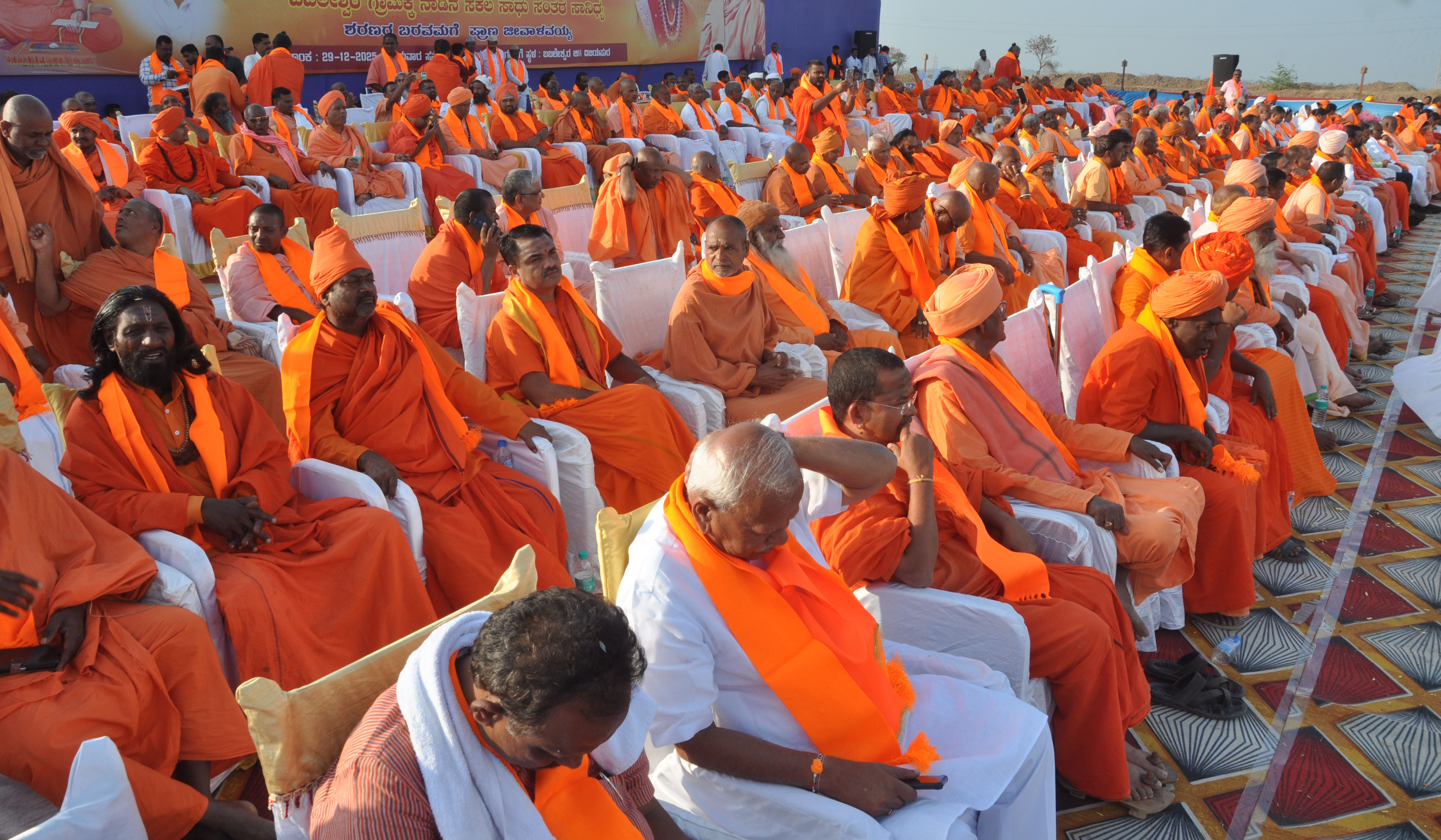 ಬಬಲೇಶ್ವರದಲ್ಲಿ ಸೋಮವಾರ ನಡೆದ ‘ಬಸವಾದಿ ಶರಣರ ಹಿಂದೂ ಸಮಾವೇಶ’ದಲ್ಲಿ ಪಾಲ್ಗೊಂಡಿದ್ದ ಮಠಾಧೀಶರು
– ಪ್ರಜಾವಾಣಿ ಚಿತ್ರ