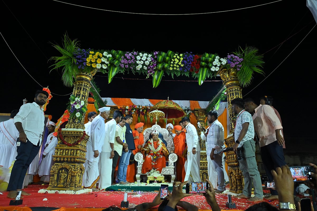 ಹುಕ್ಕೇರಿಮಠ ಜಾತ್ರಾ ಮಹೋತ್ಸವ: ಬೆಳ್ಳಿ ಸಿಂಹಾಸನದಲ್ಲಿ ಸ್ವಾಮೀಜಿಗೆ ಪಾದಪೂಜೆ