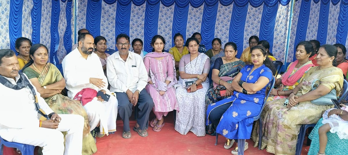 ಮಾಗಡಿ: ಪತಿ ಜೊತೆ ಬದುಕಲು ಬಿಡುತ್ತಿಲ್ಲ ಎಂದು ಮಾವನ ವಿರುದ್ಧ ಸೊಸೆ ಧರಣಿ!