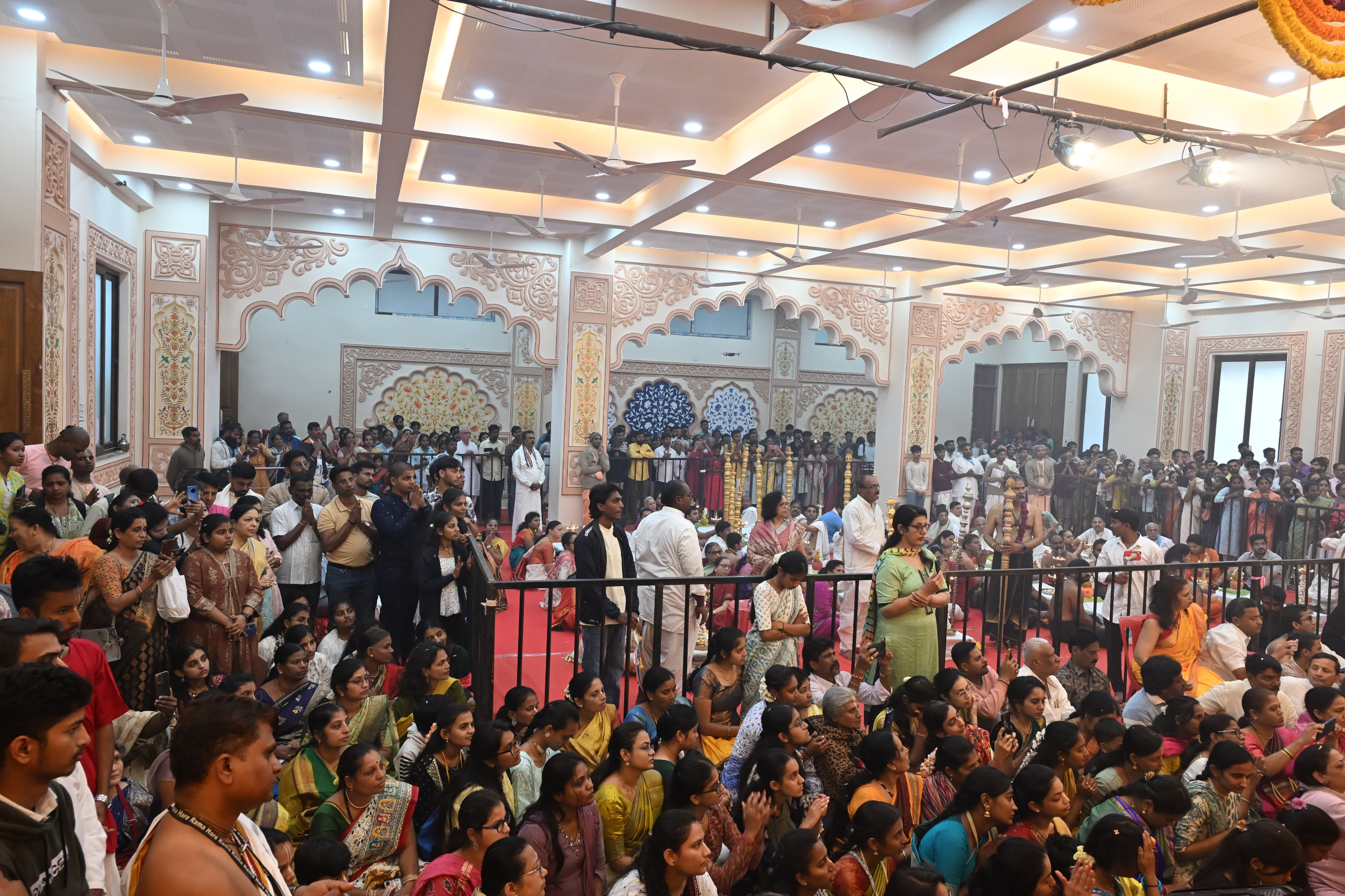 ವೈಕುಂಠ ಏಕಾದಶಿ ಪ್ರಯುಕ್ತ ಹುಬ್ಬಳ್ಳಿಯ ಇಸ್ಕಾನ್‌ ದೇವಸ್ಥಾನದಲ್ಲಿ ಮಂಗಳವಾರ ಅಪಾರ ಸಂಖ್ಯೆಯಲ್ಲಿ ಭಕ್ತರು ದೇವರ ದರ್ಶನ ಪಡೆದರು 